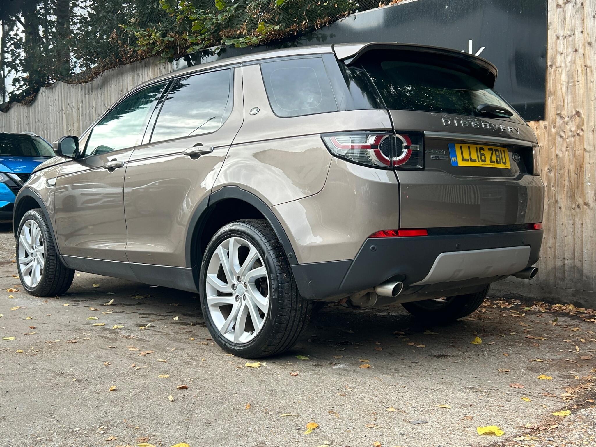 Land Rover Discovery Sport view 14