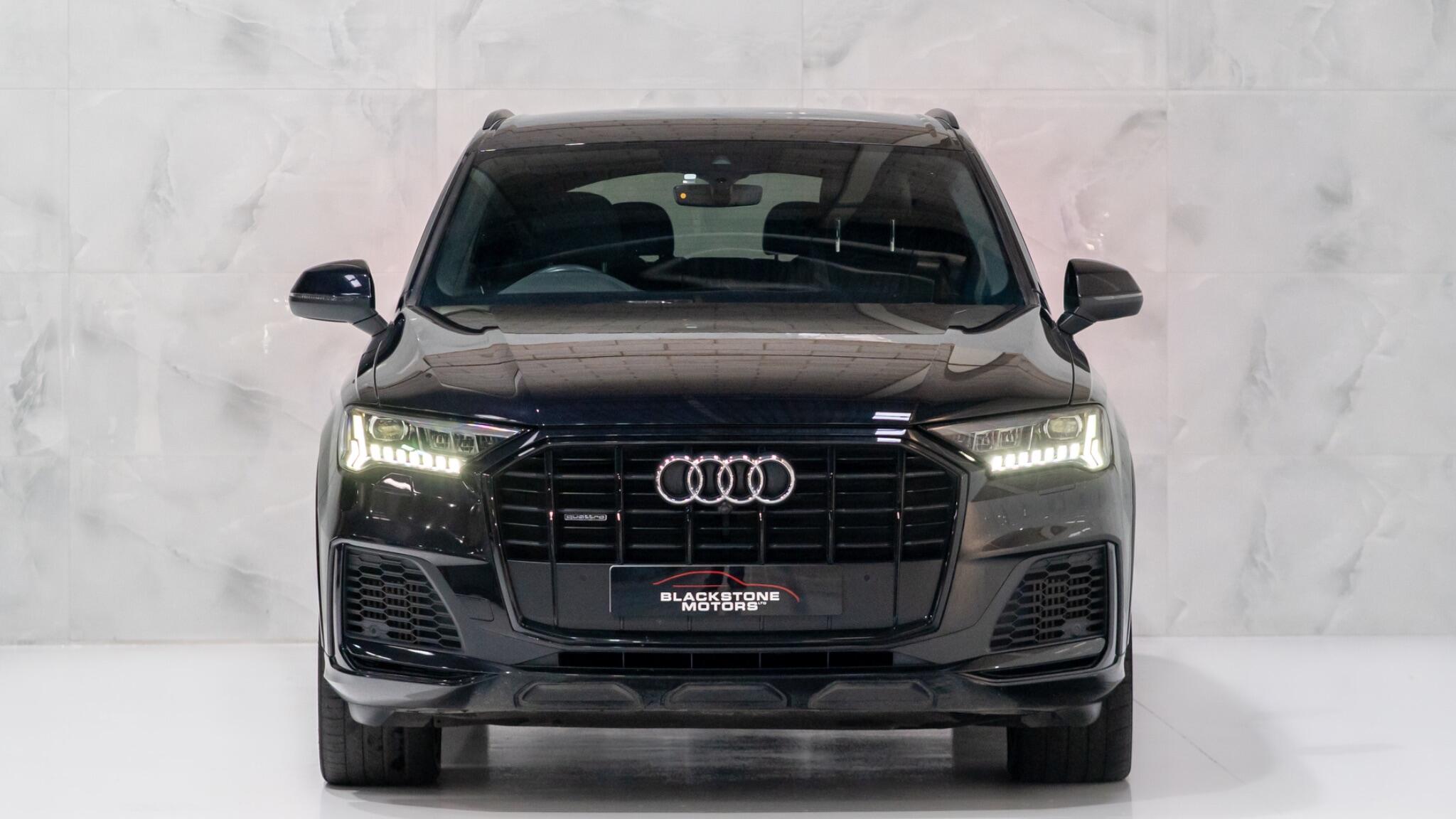 Audi Q7 view 2