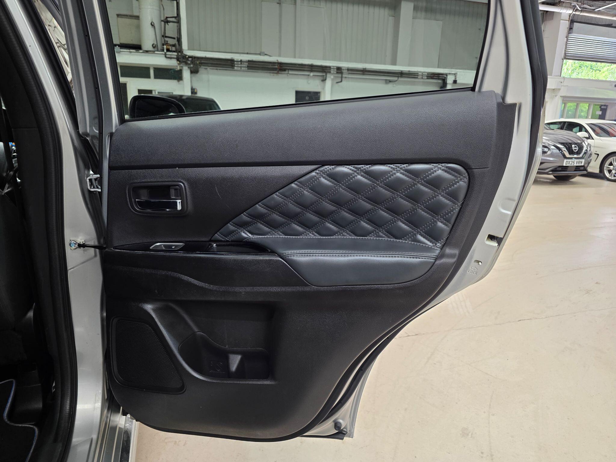 Mitsubishi Outlander view 22