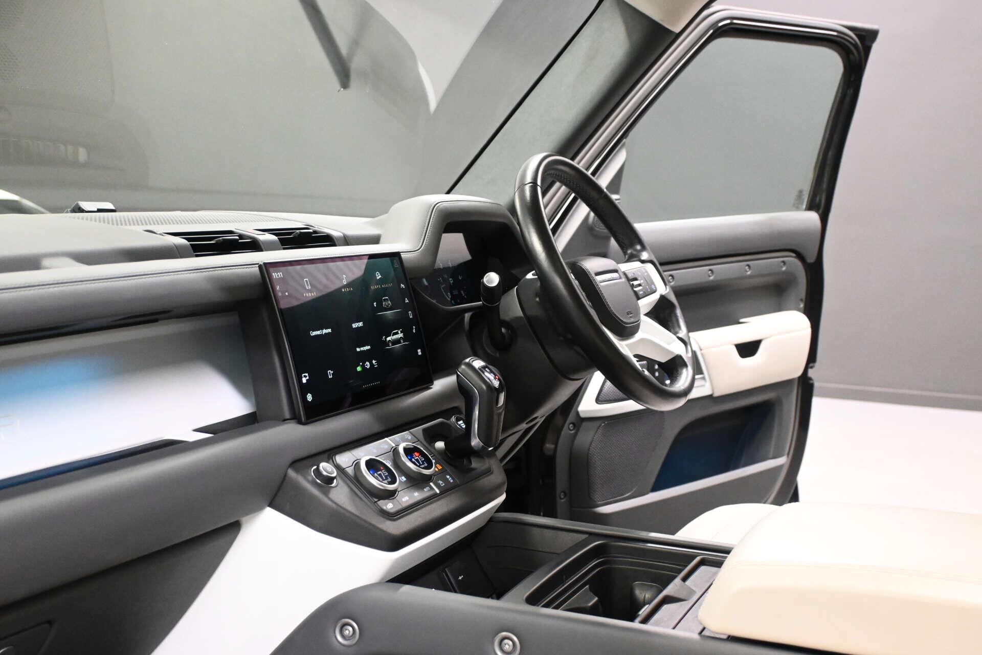 Land Rover Defender view 28