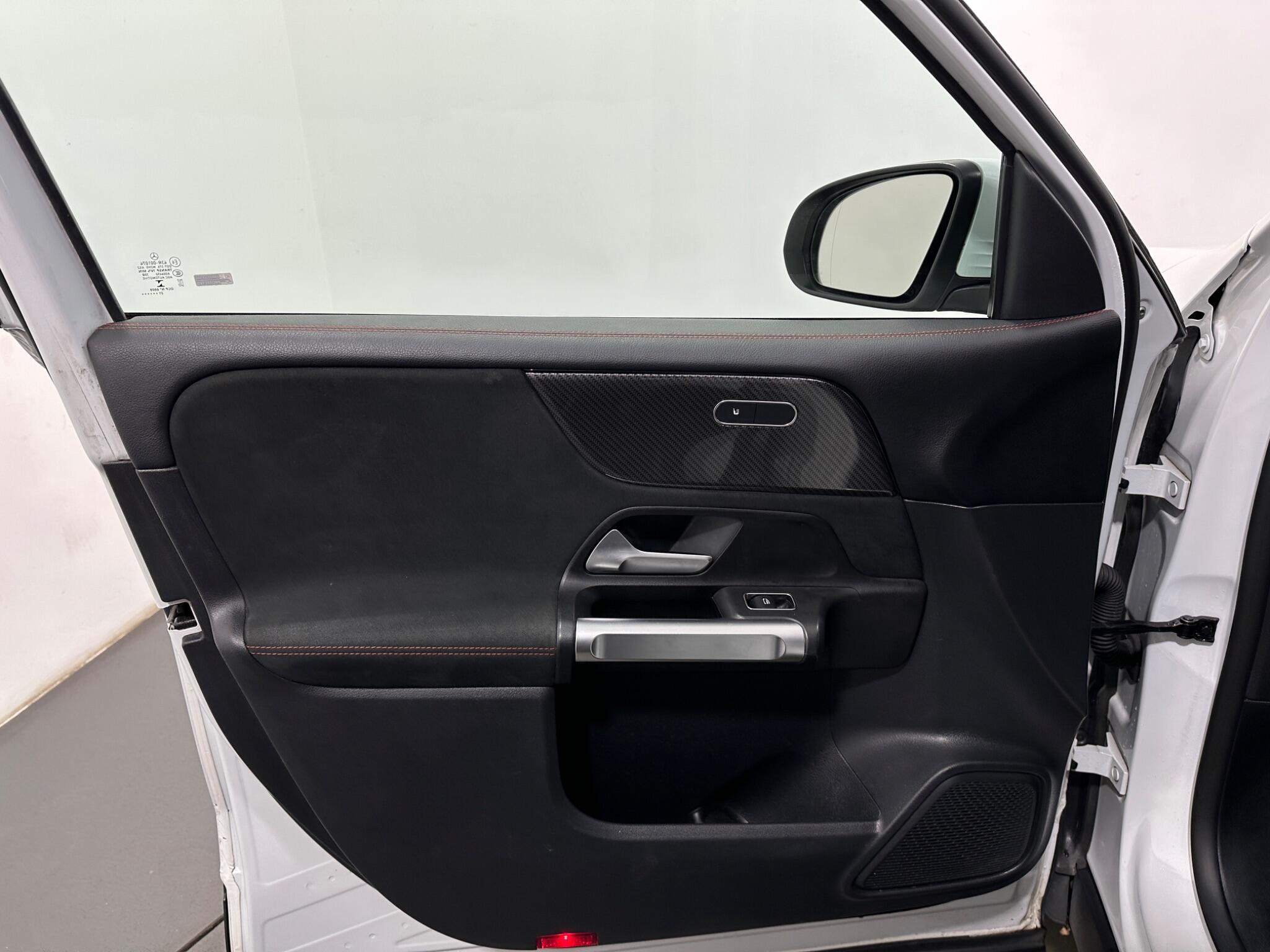 Mercedes-Benz GLB view 38