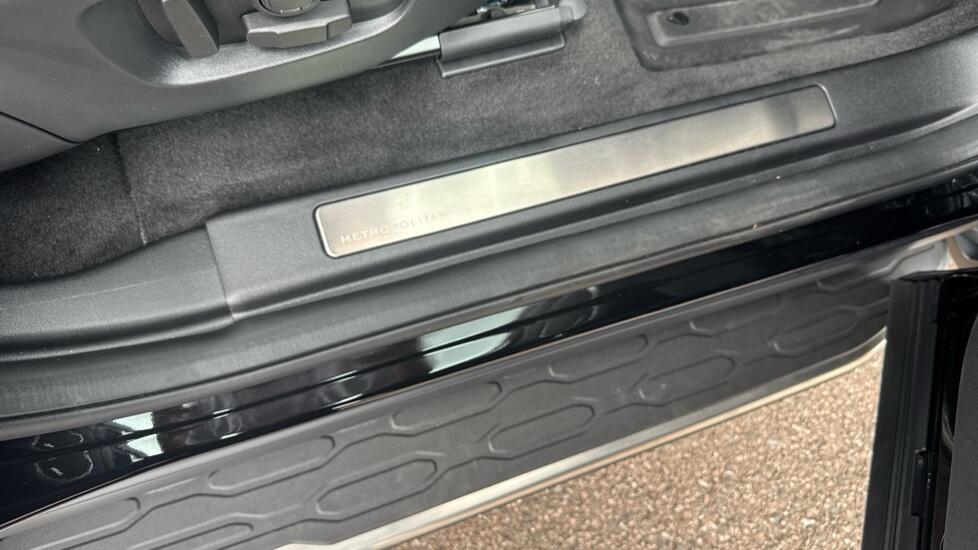 Land Rover Discovery Sport view 25