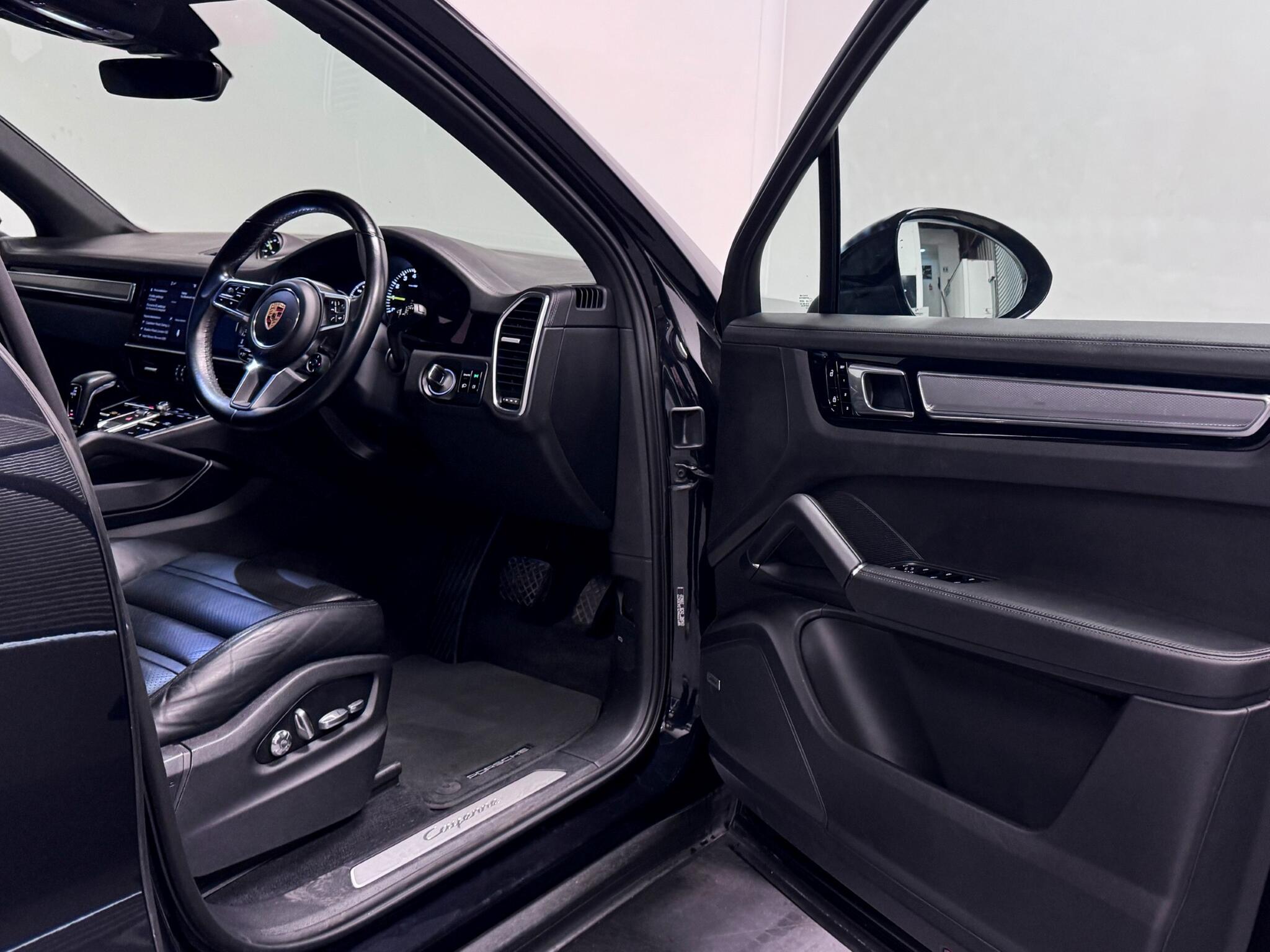 Porsche Cayenne view 35