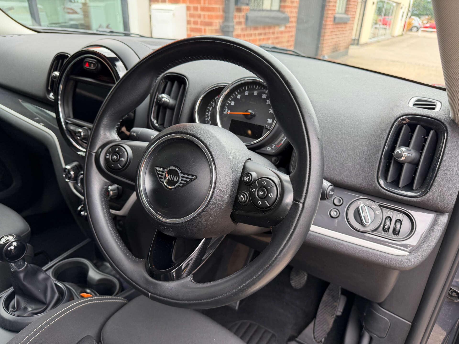 Mini Countryman view 22