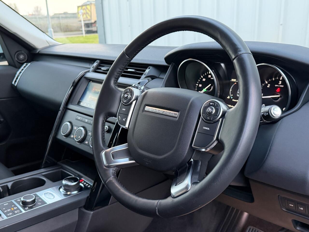 Land Rover Discovery view 23