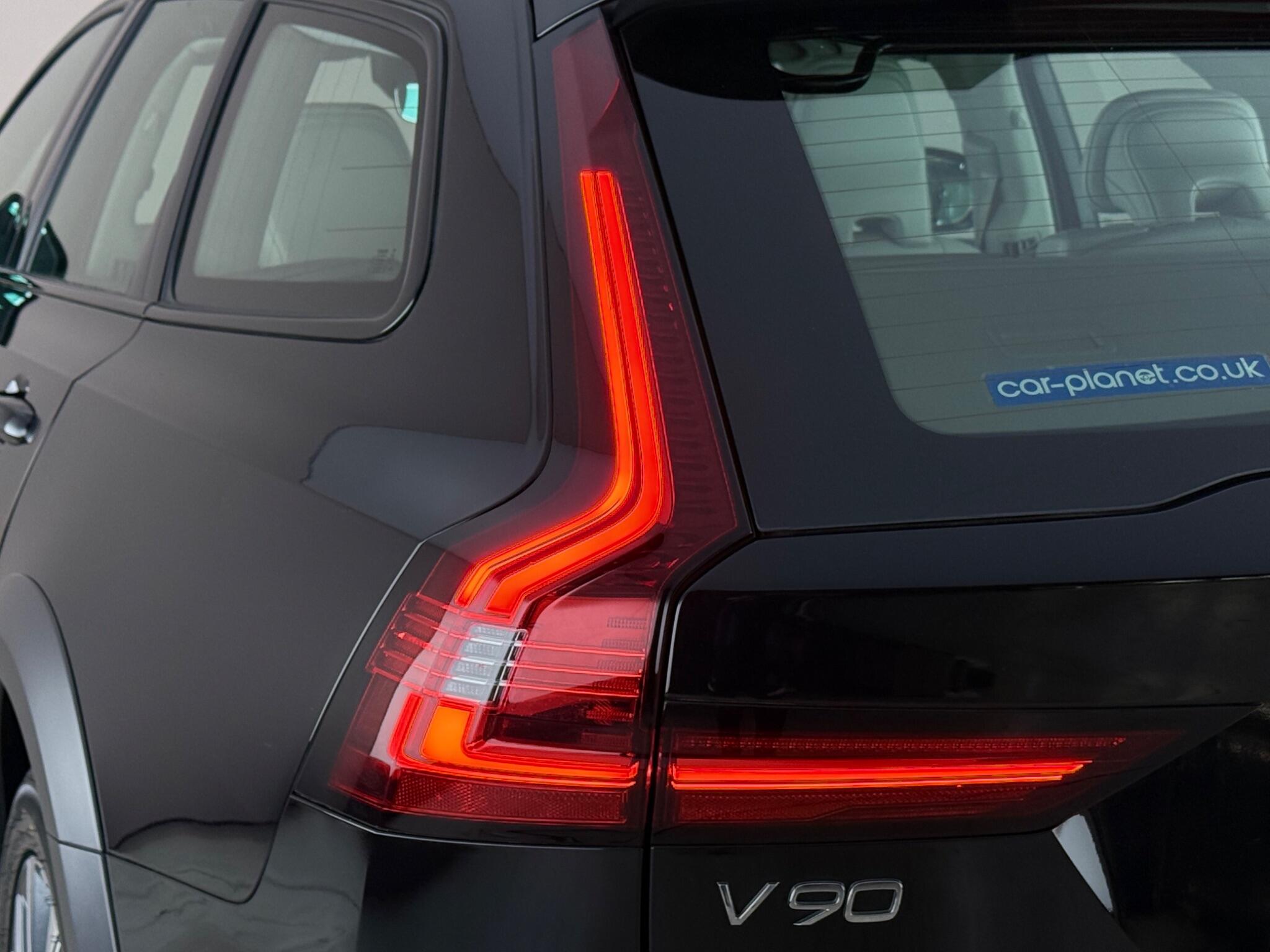 Volvo V90 Cross Country view 6