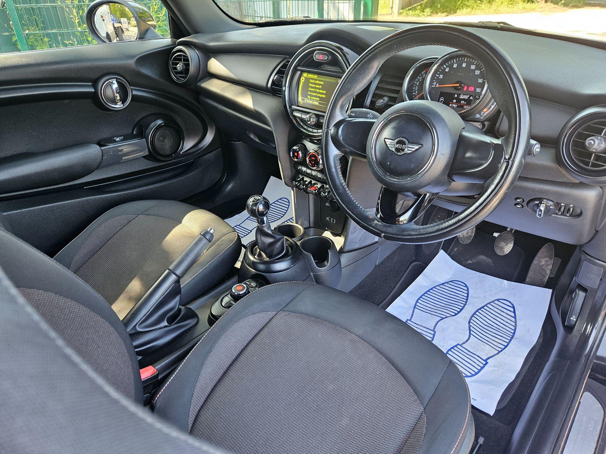2018 MINI Hatch image 17