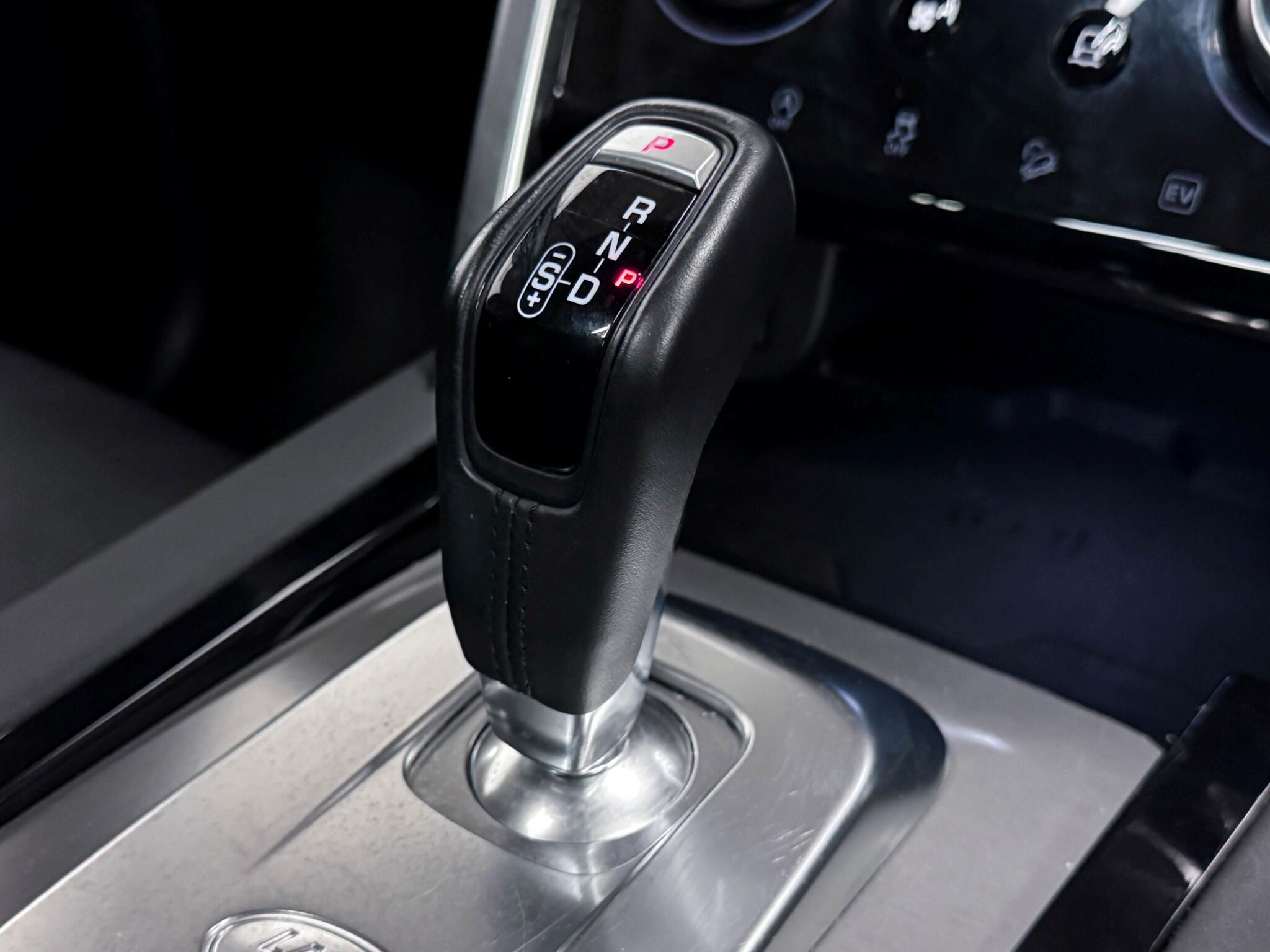 Land Rover Discovery Sport view 37