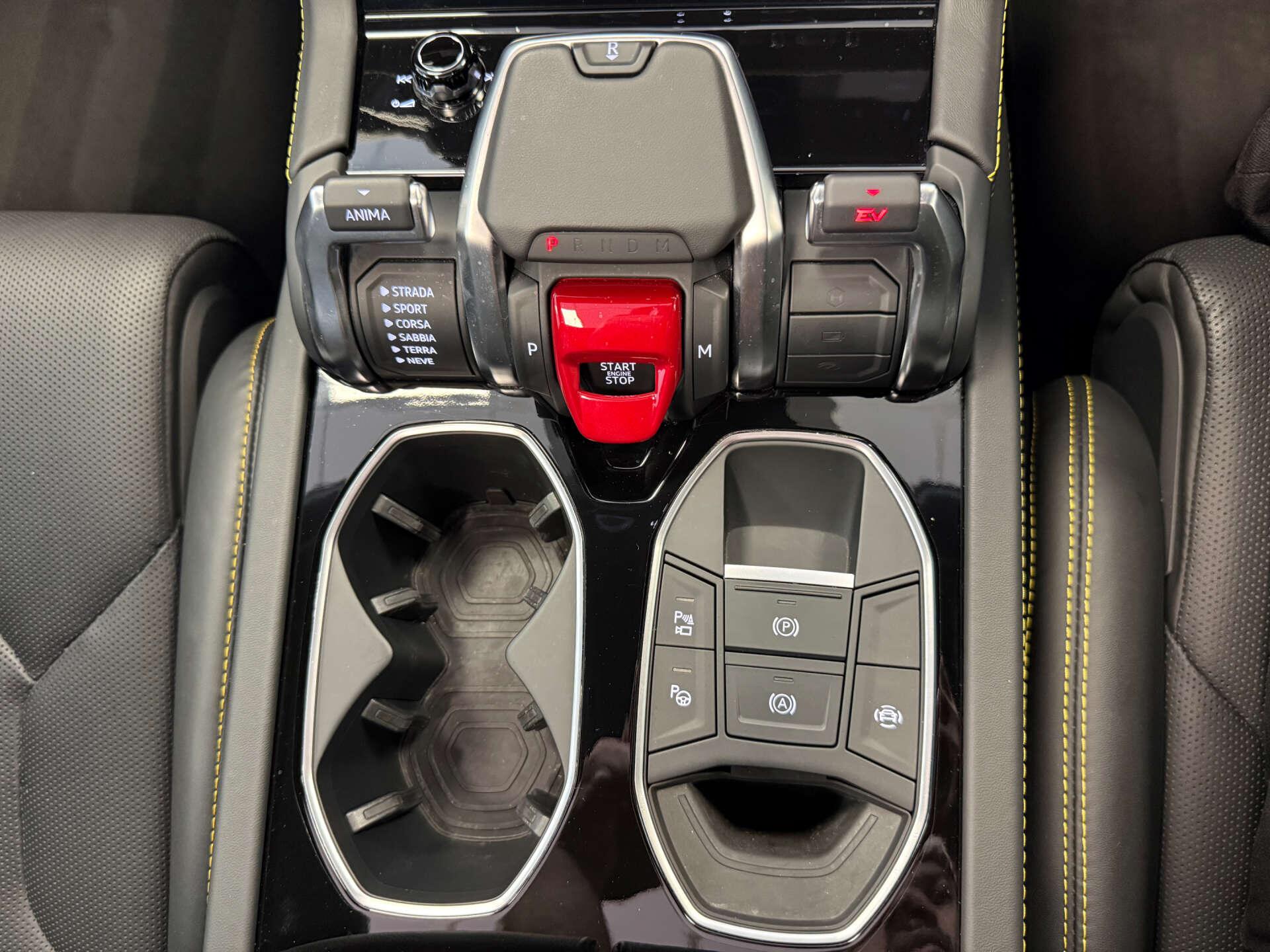 Lamborghini Urus view 29