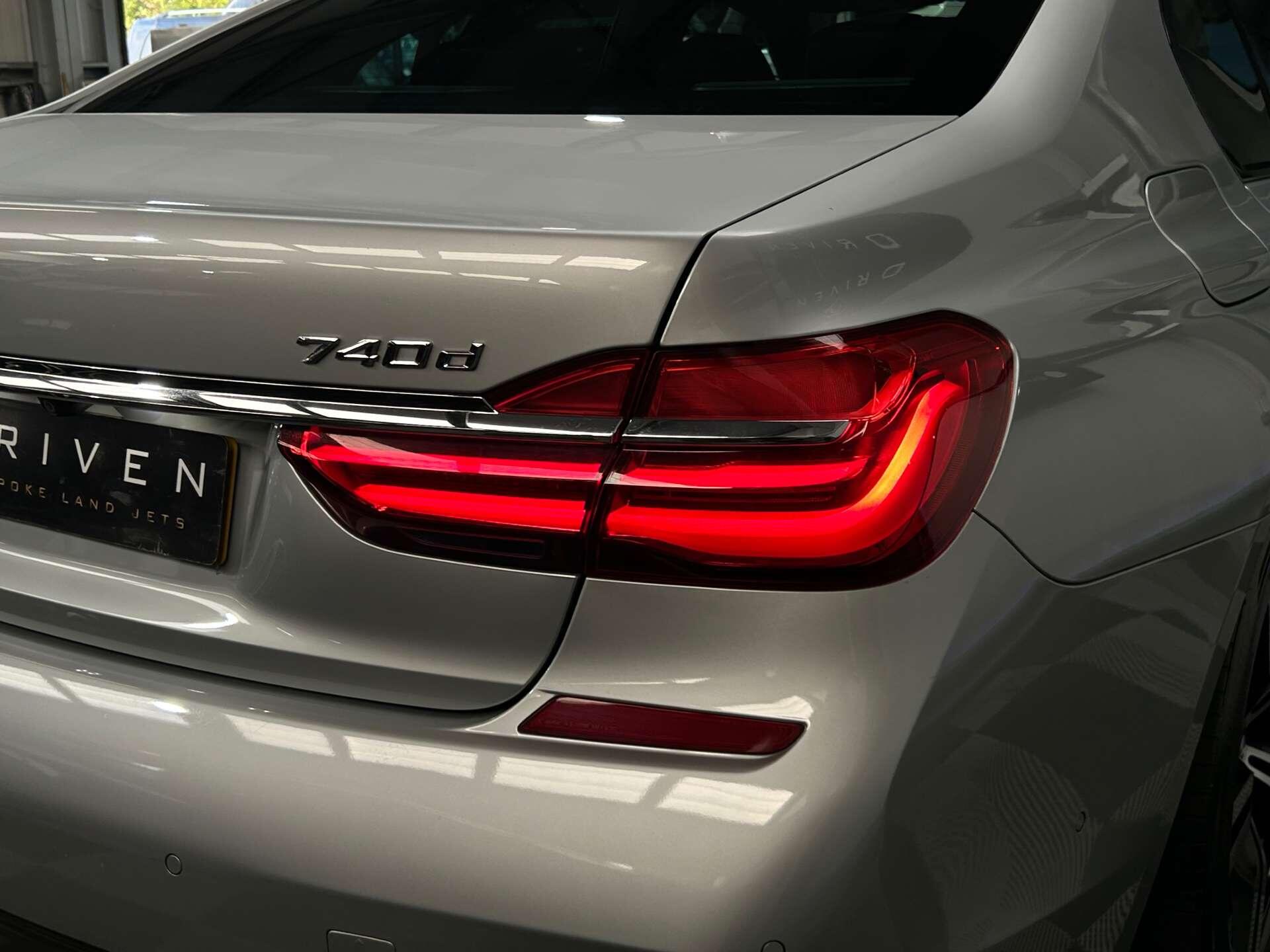 BMW 7 Series view 13