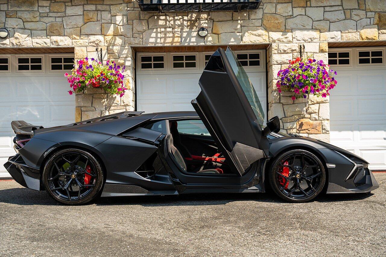 Lamborghini Revuelto view 5