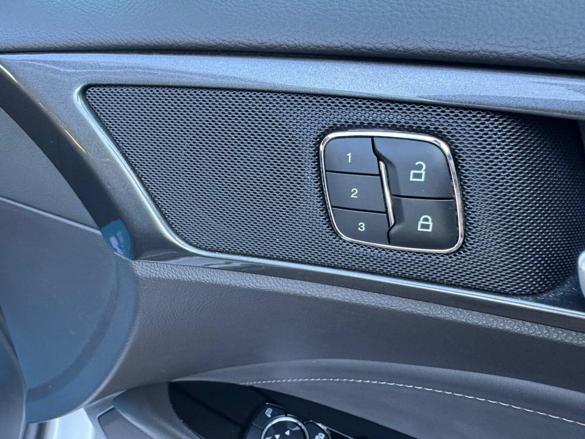 Ford Mondeo view 28