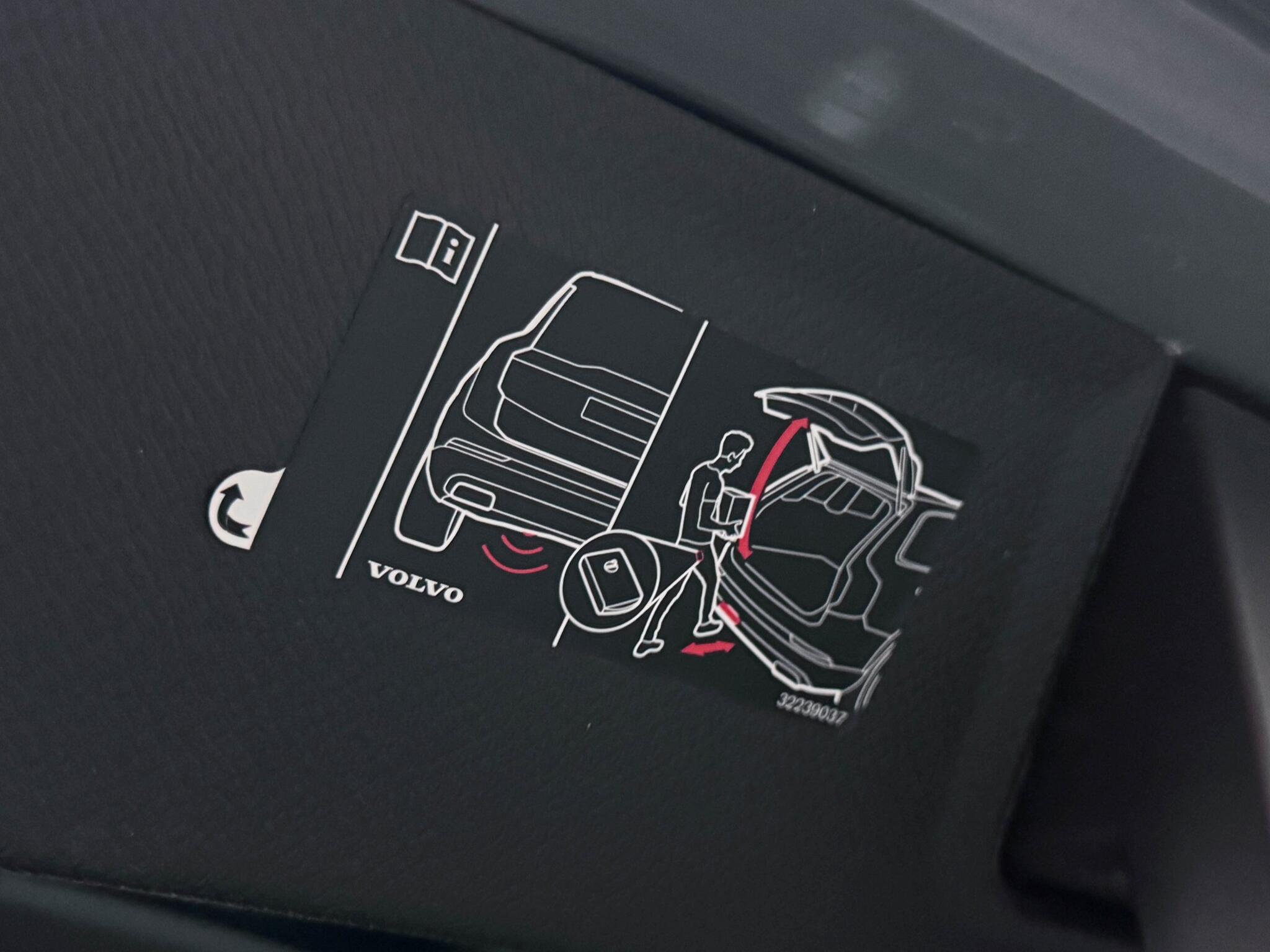 Volvo XC90 view 8