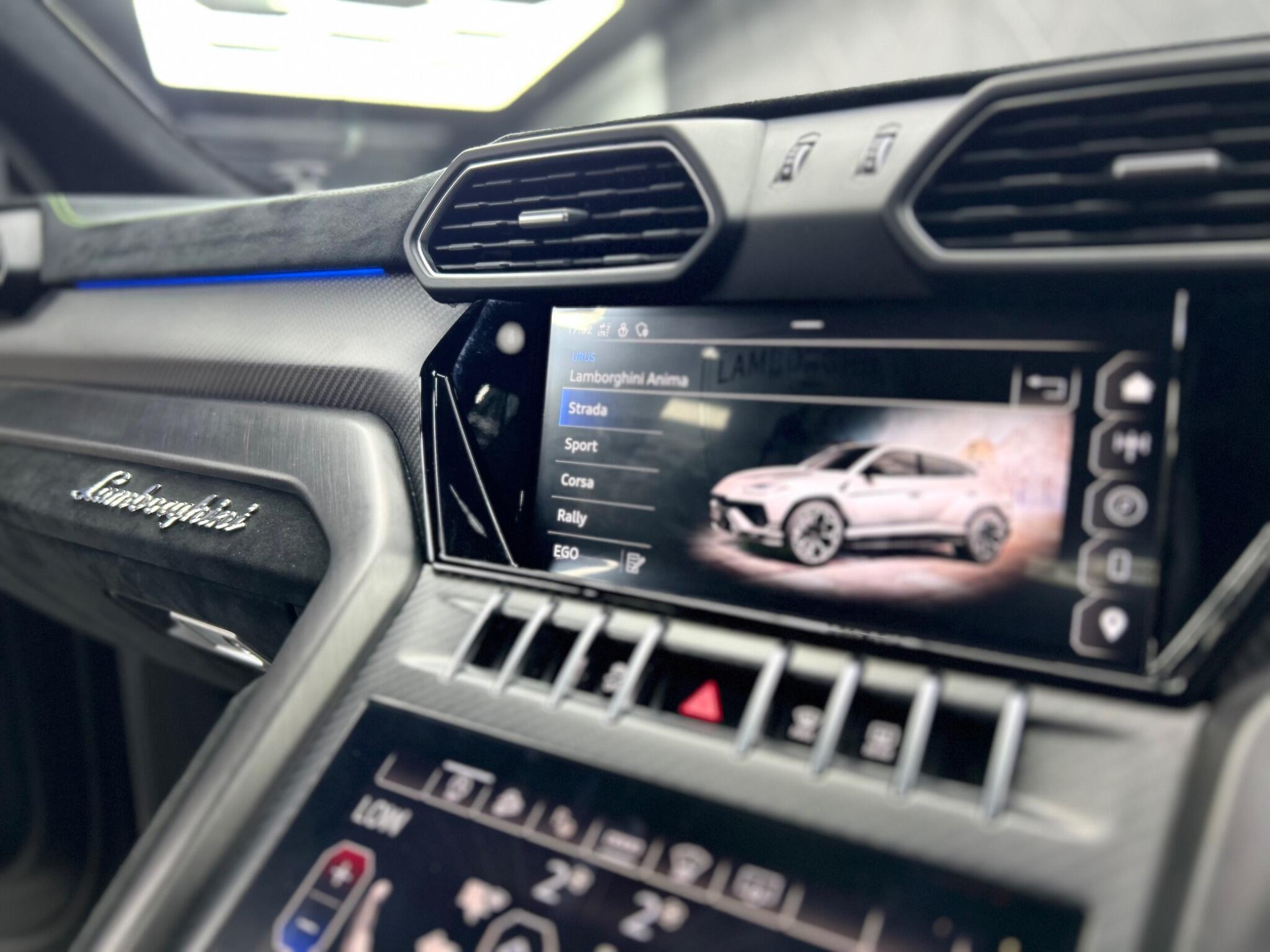 Lamborghini Urus view 64