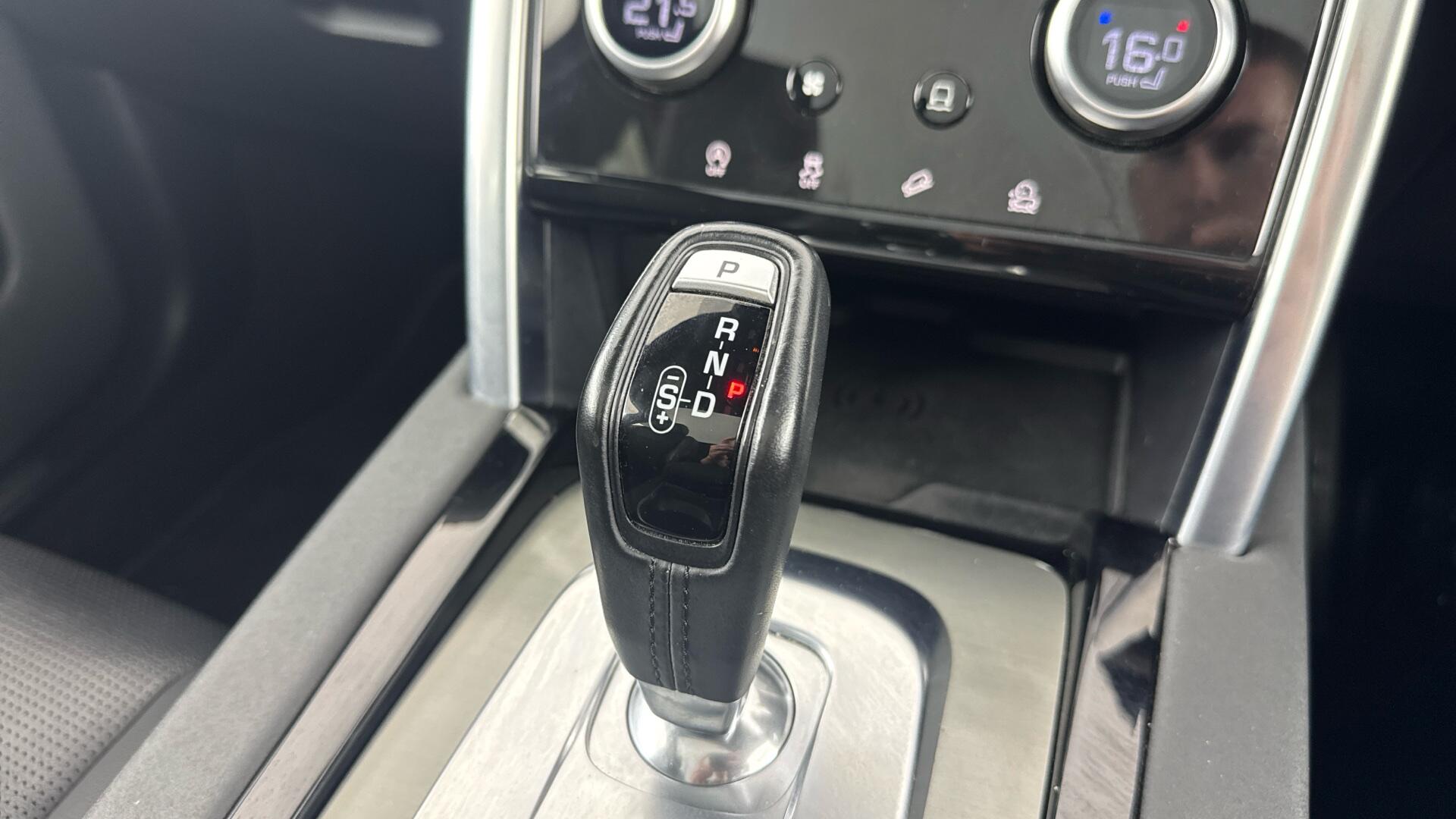 Land Rover Discovery Sport view 40