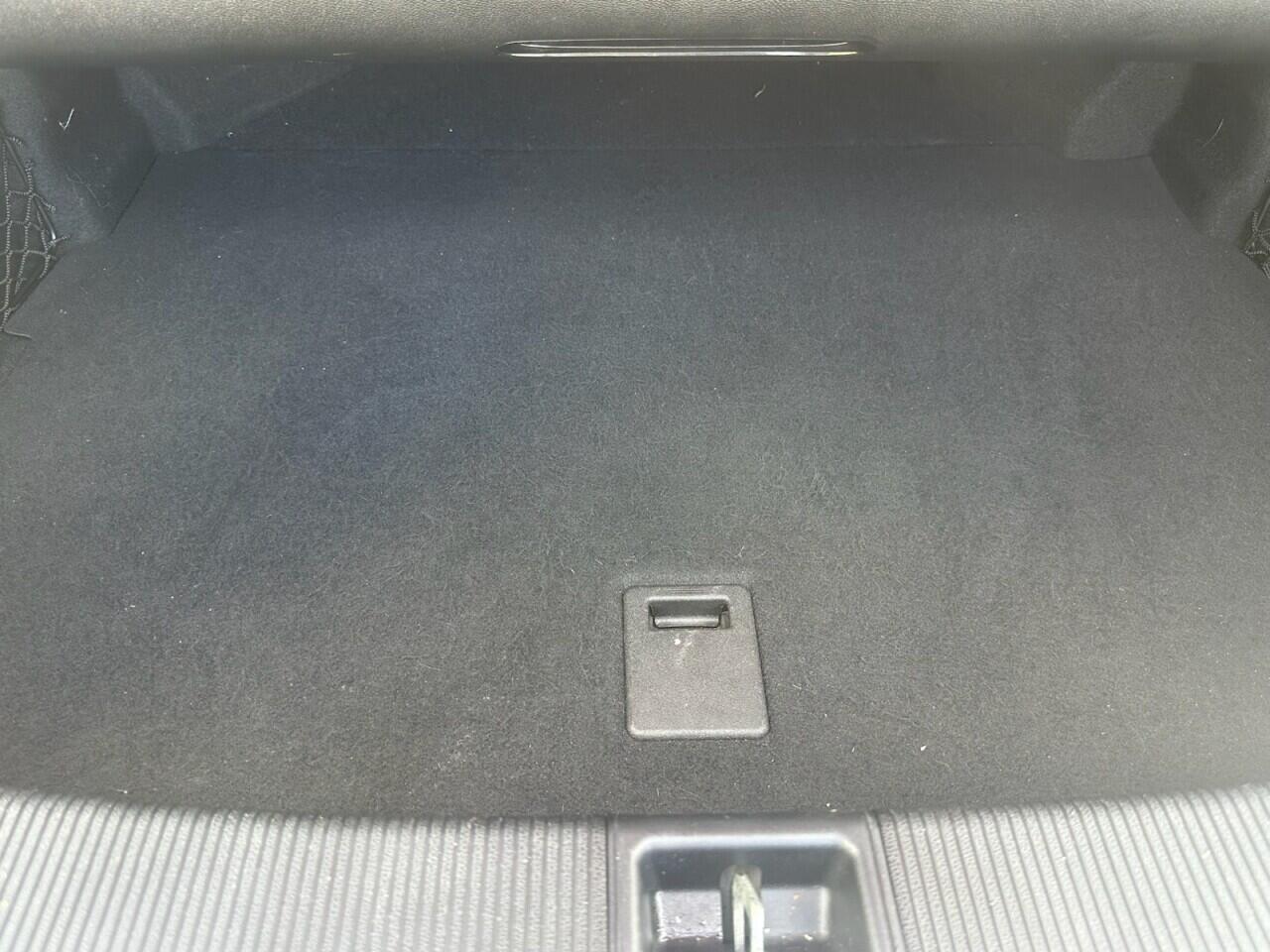 Mercedes-Benz E-Class view 38