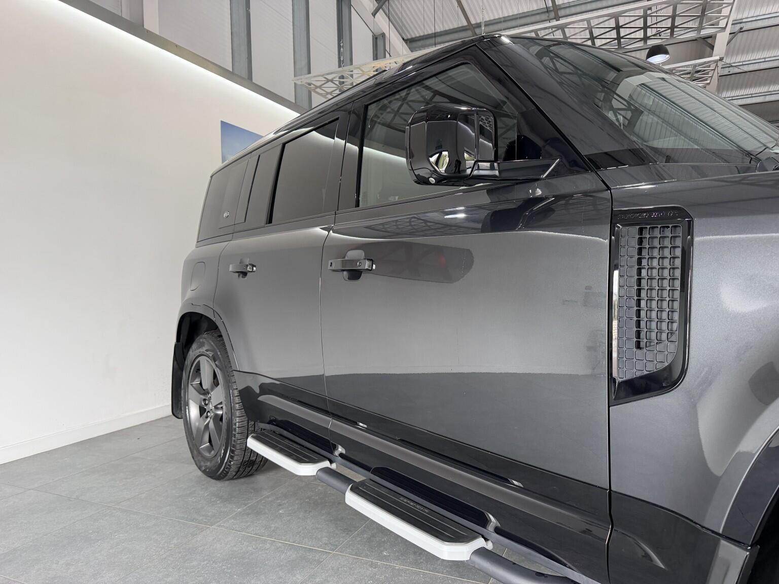 Land Rover Defender 110 view 35