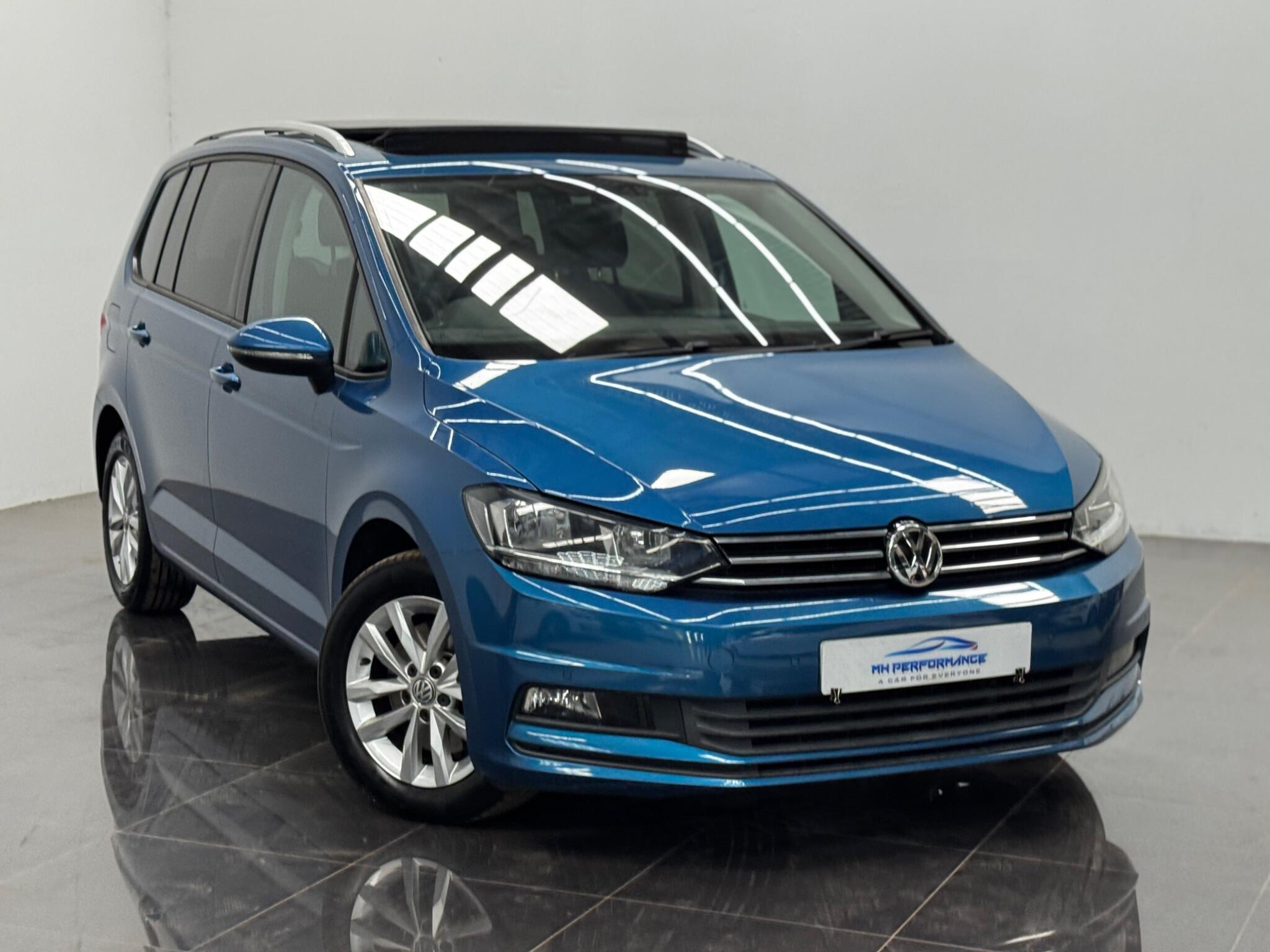 Volkswagen Touran view 3