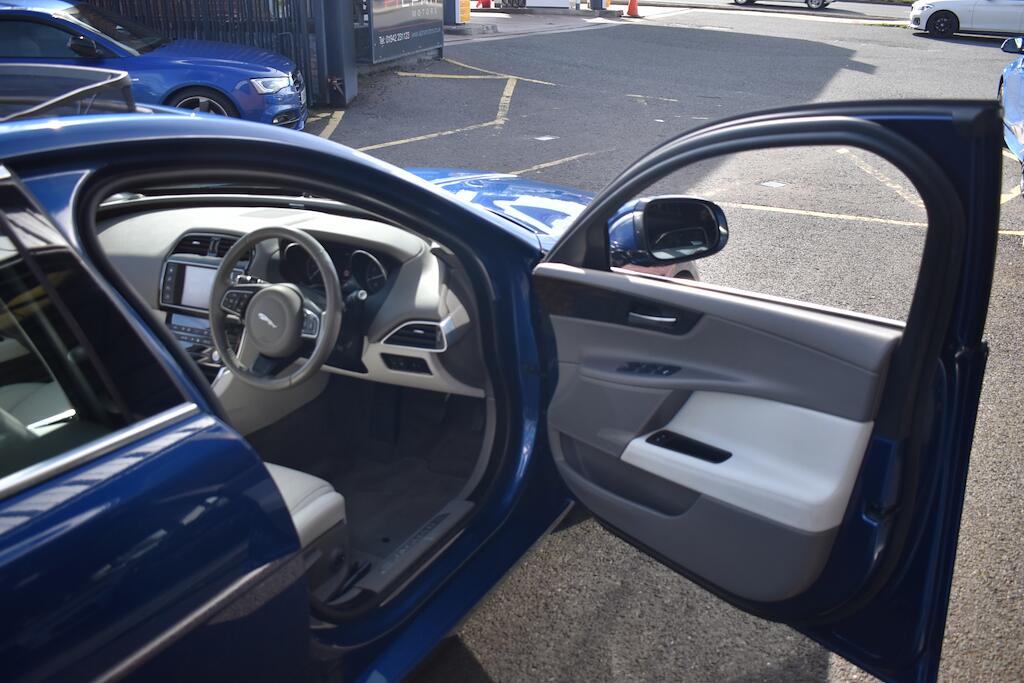 Jaguar Xe view 24