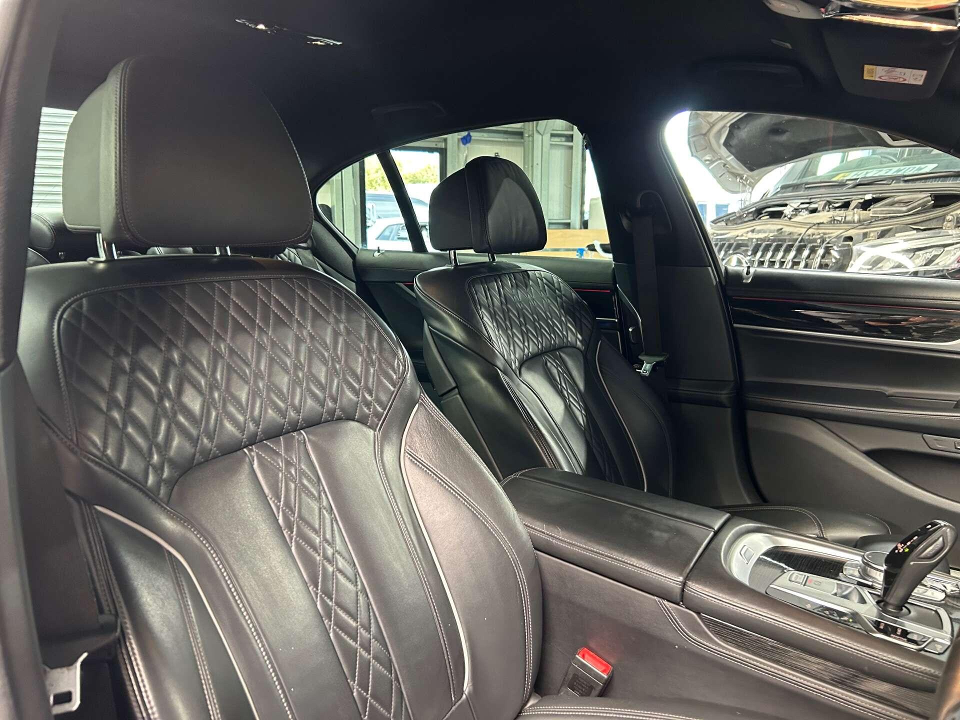BMW 7 Series view 27