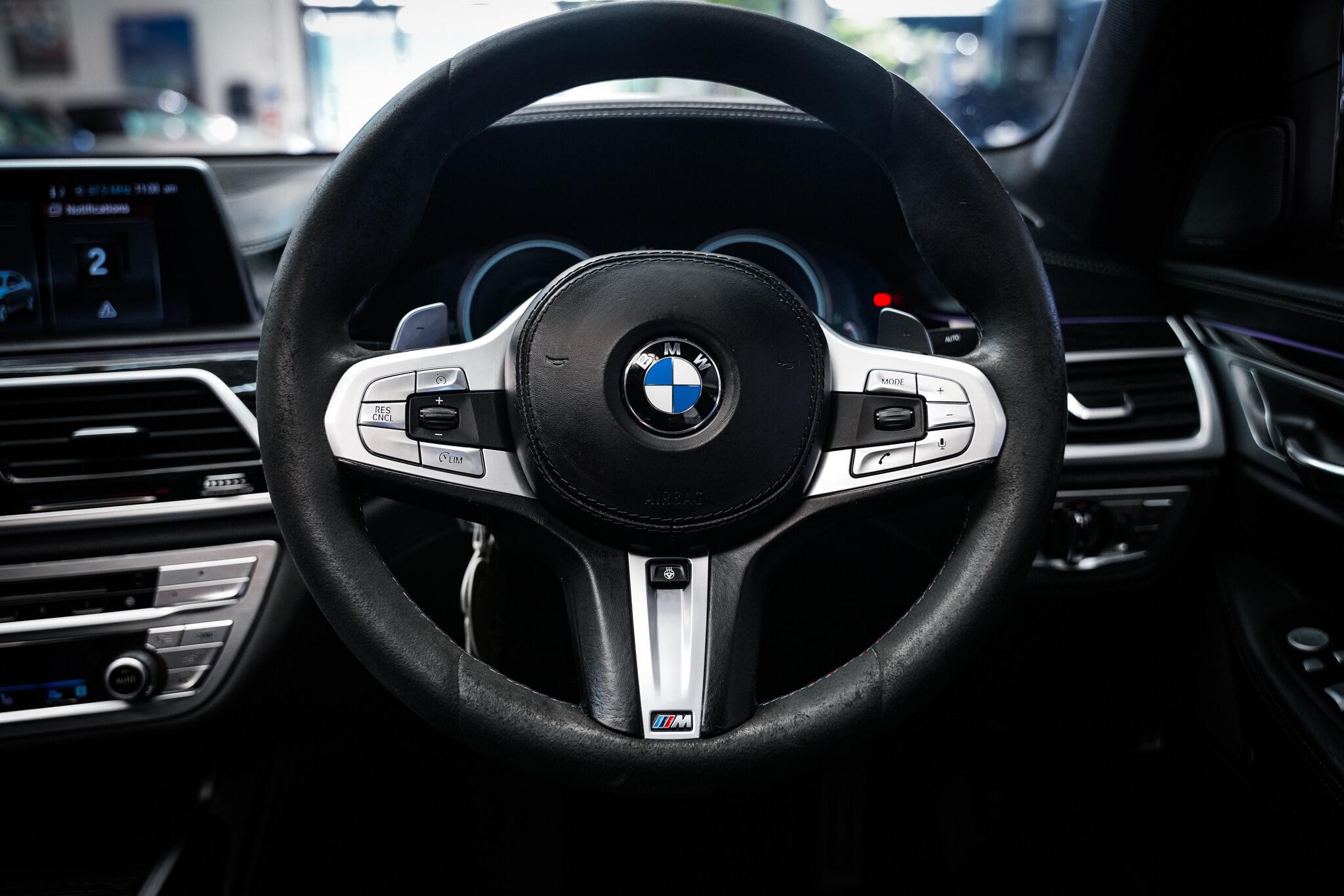 BMW 7 Series view 20