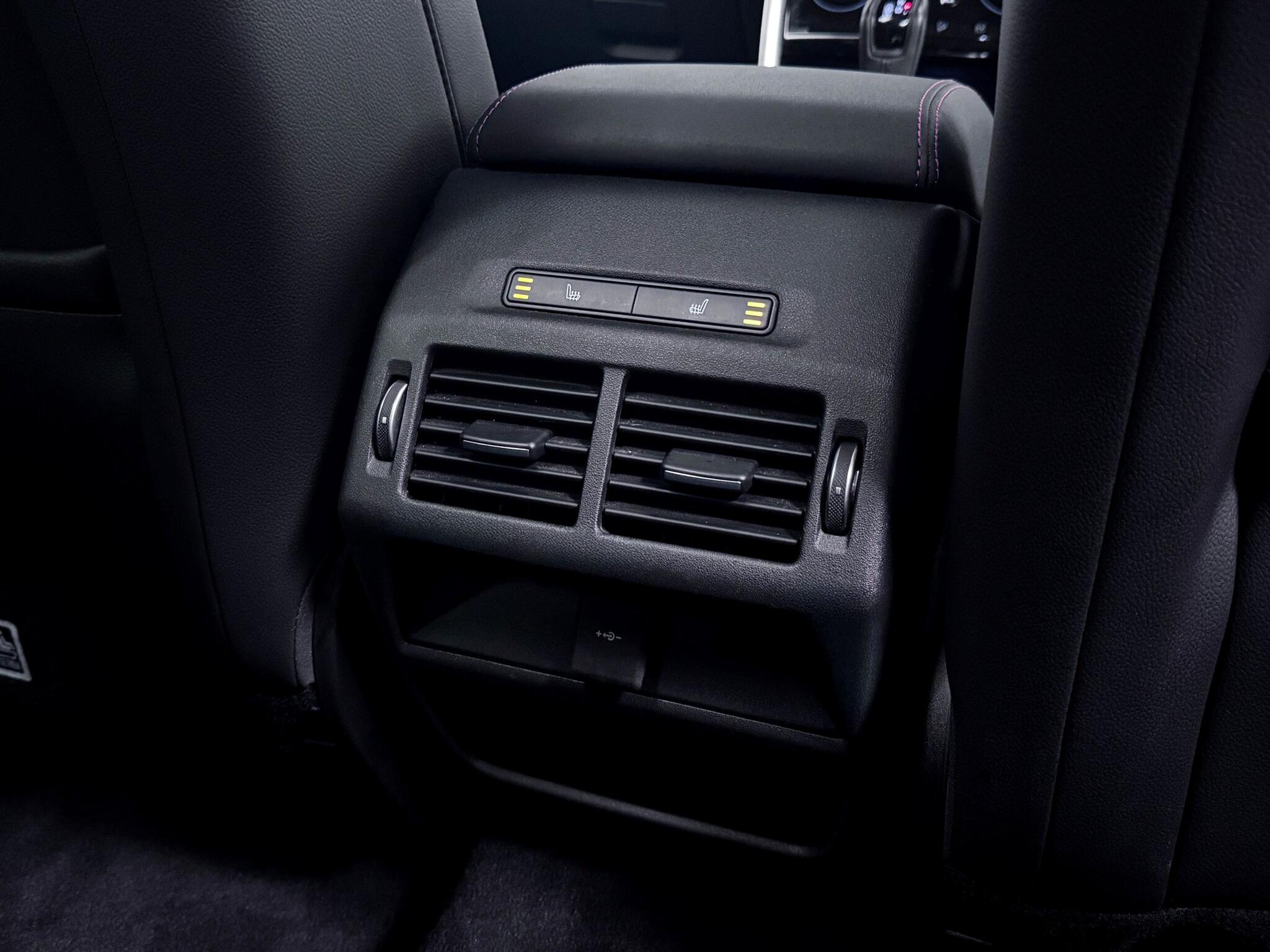 Land Rover Discovery Sport view 18