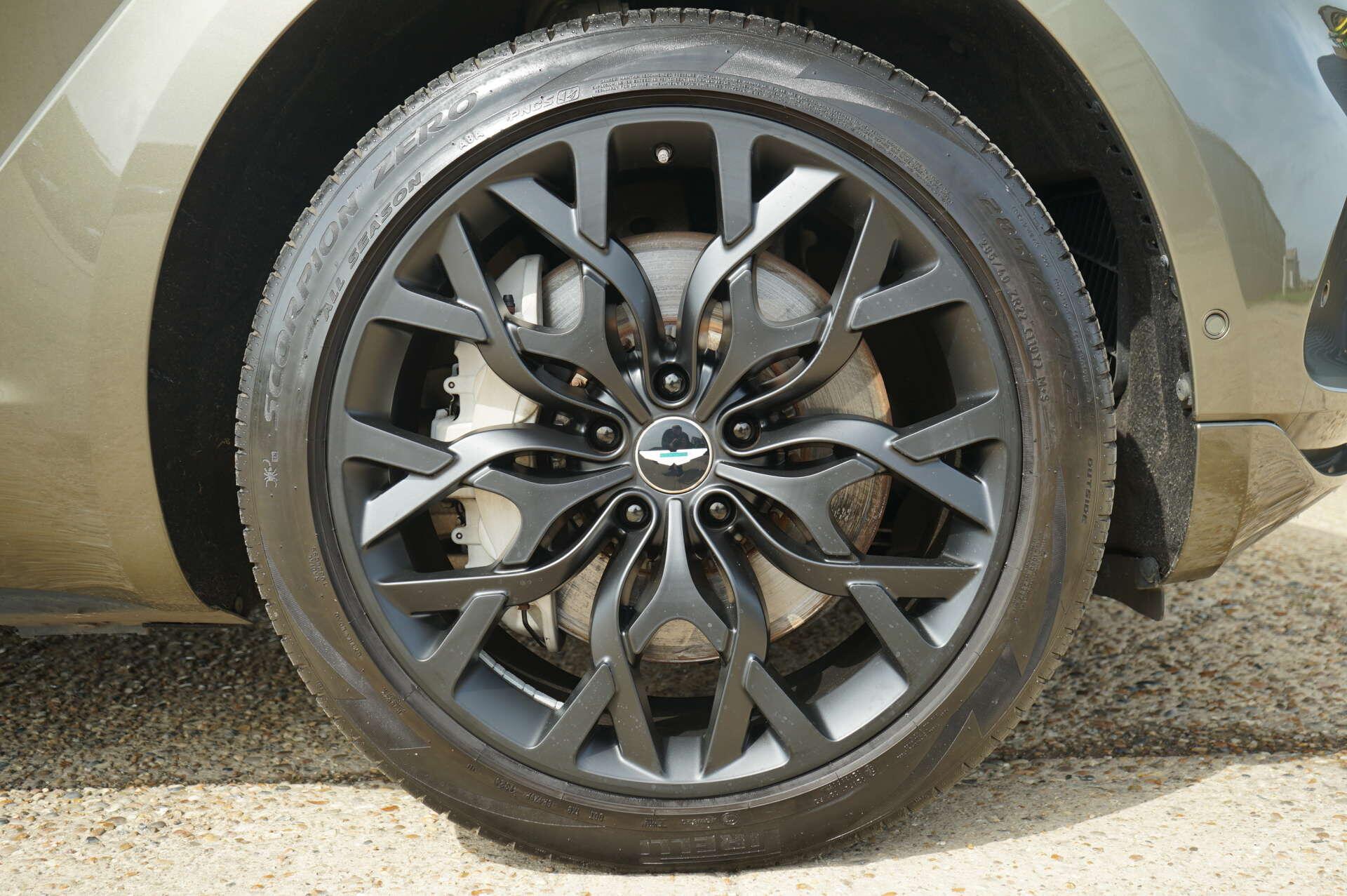 Aston Martin DBX view 39