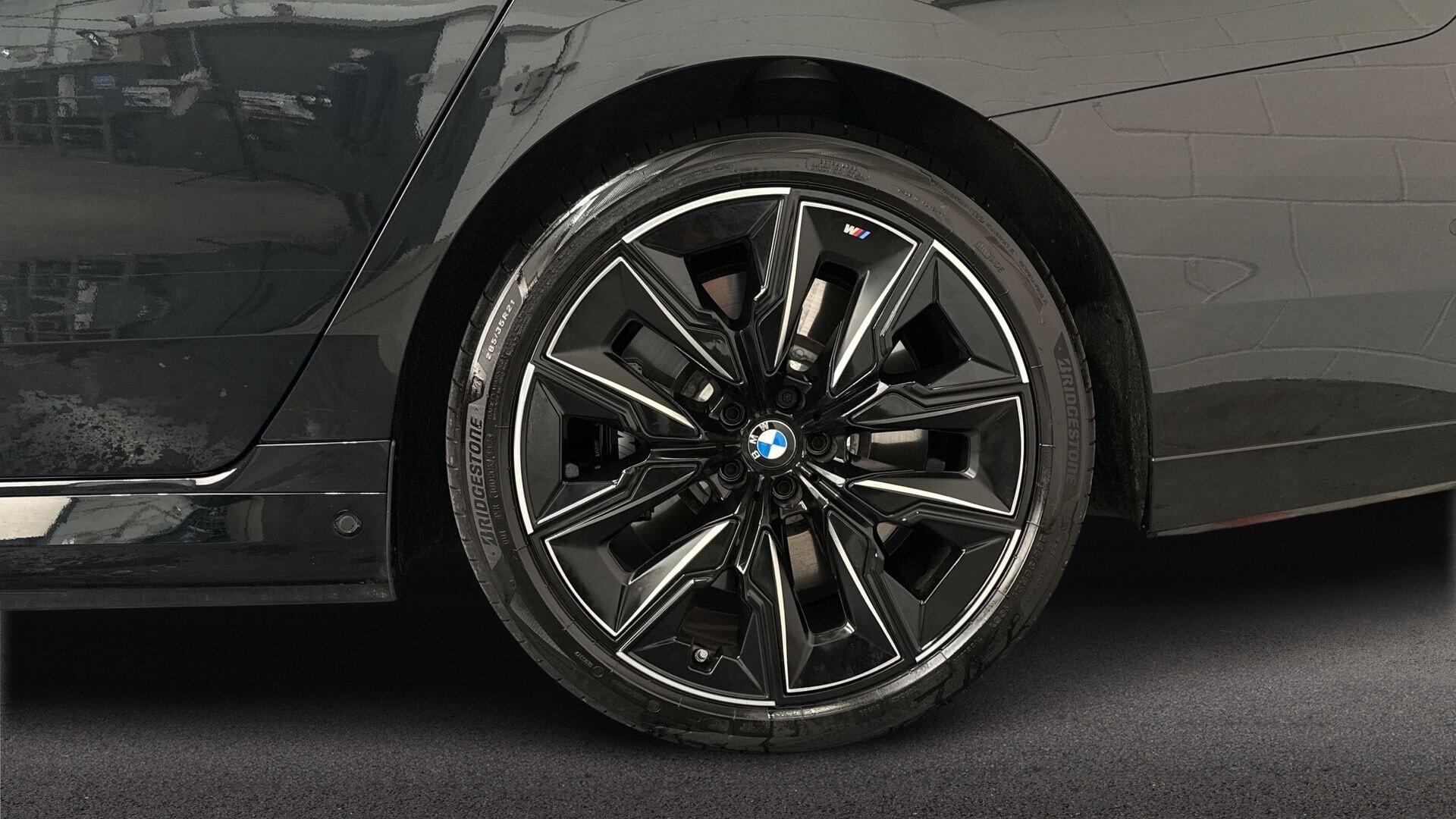 BMW 7 Series view 14