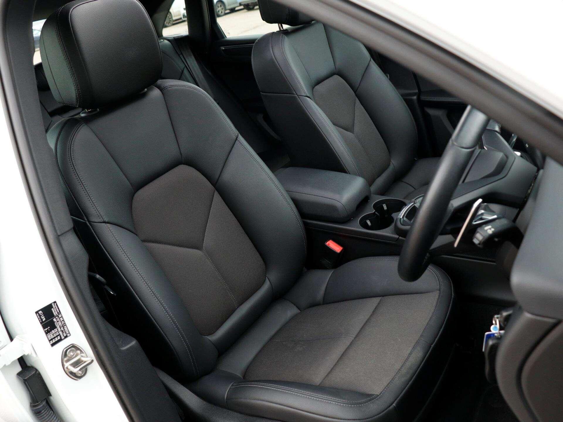 Porsche Macan view 23