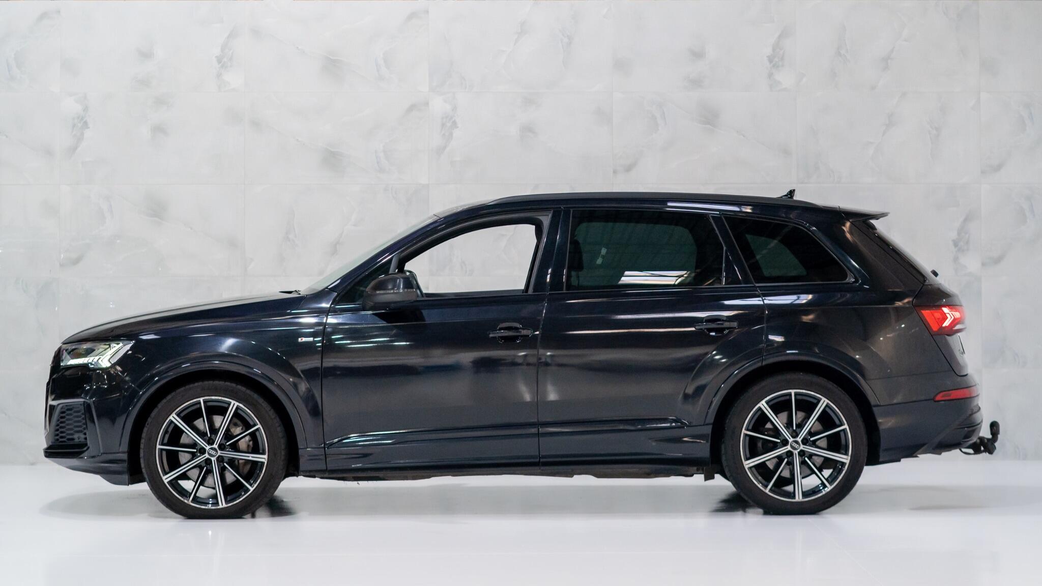 Audi Q7 view 8