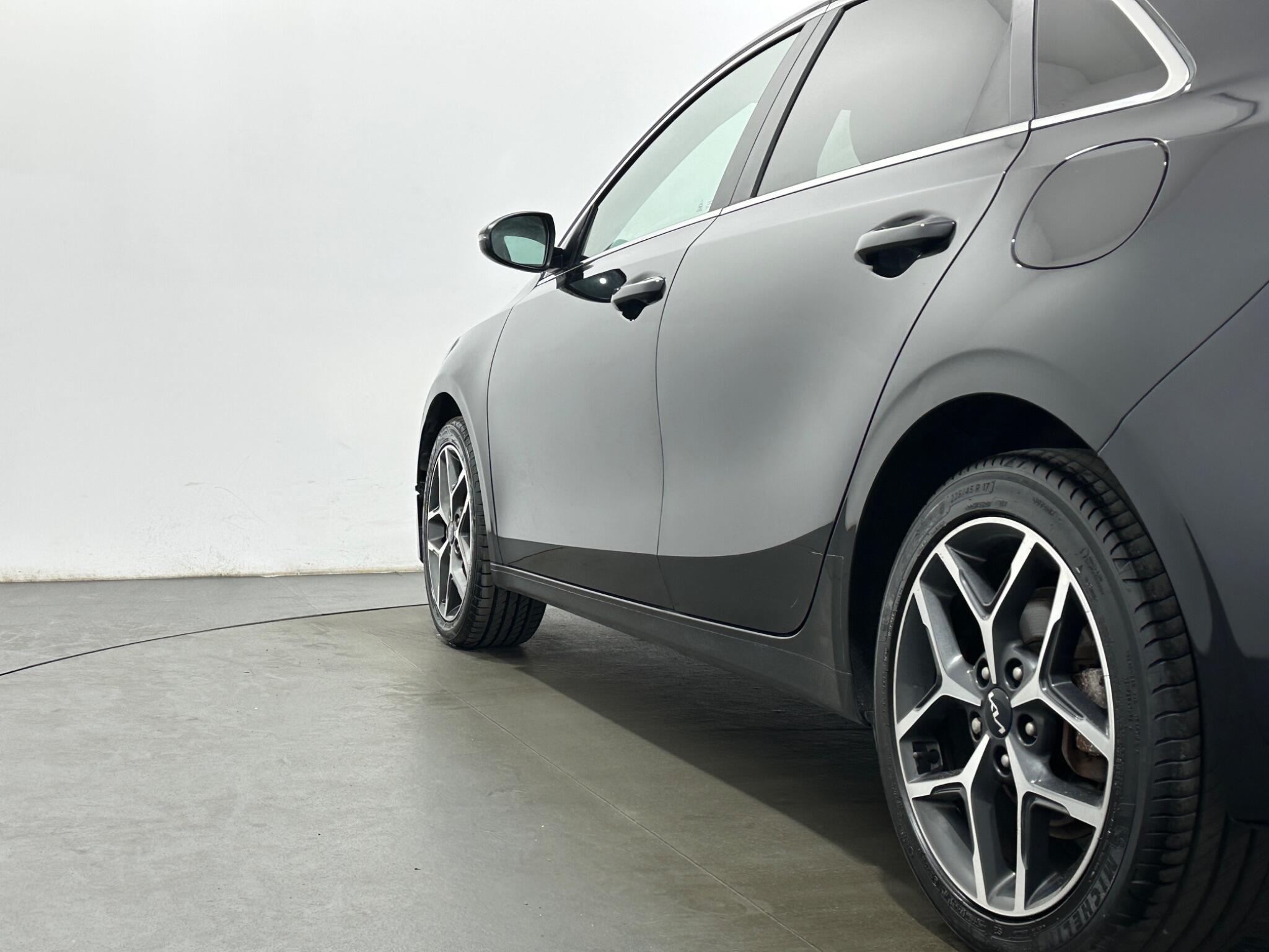 Kia Ceed view 45