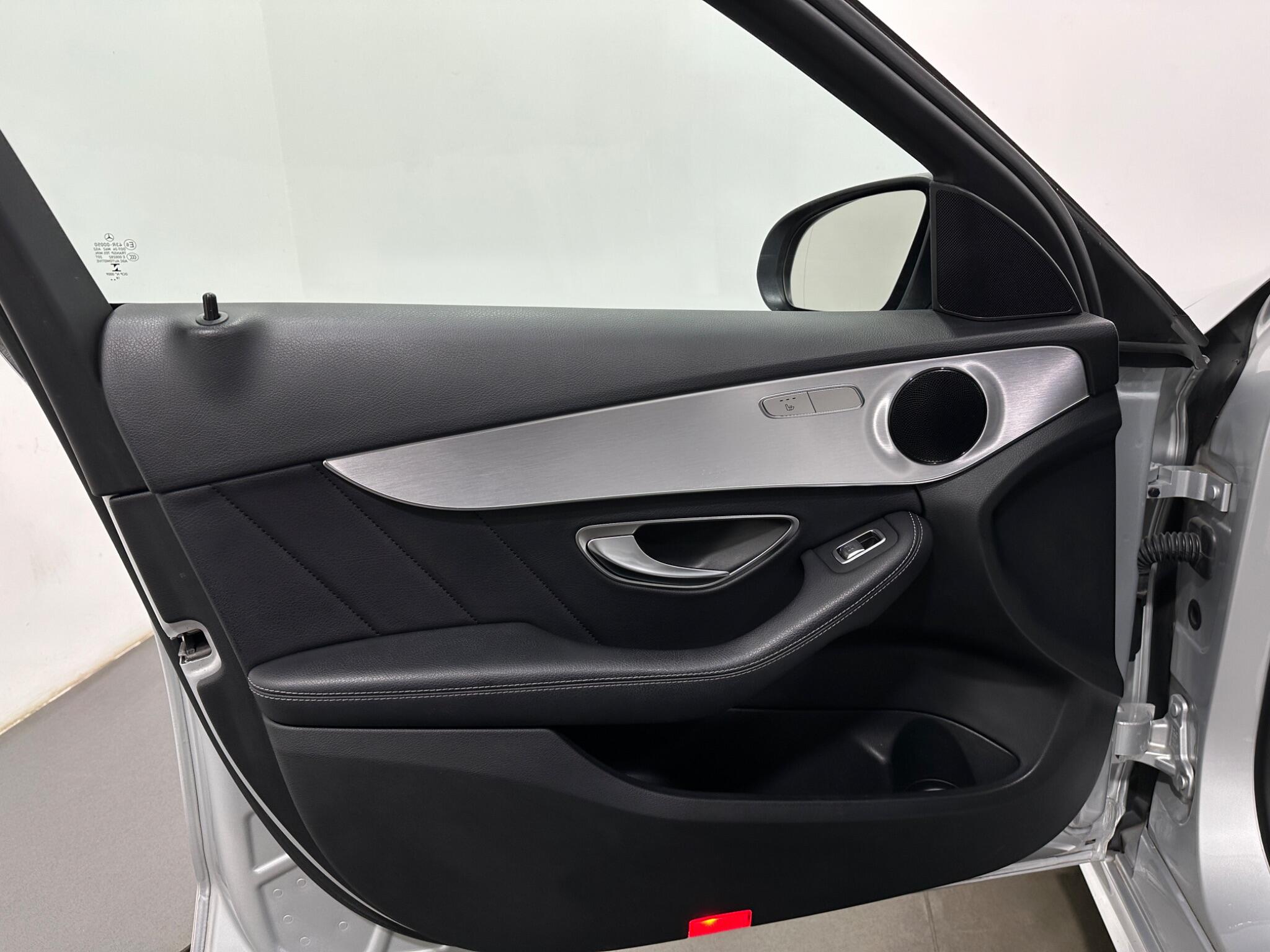 Mercedes-Benz C-Class view 38