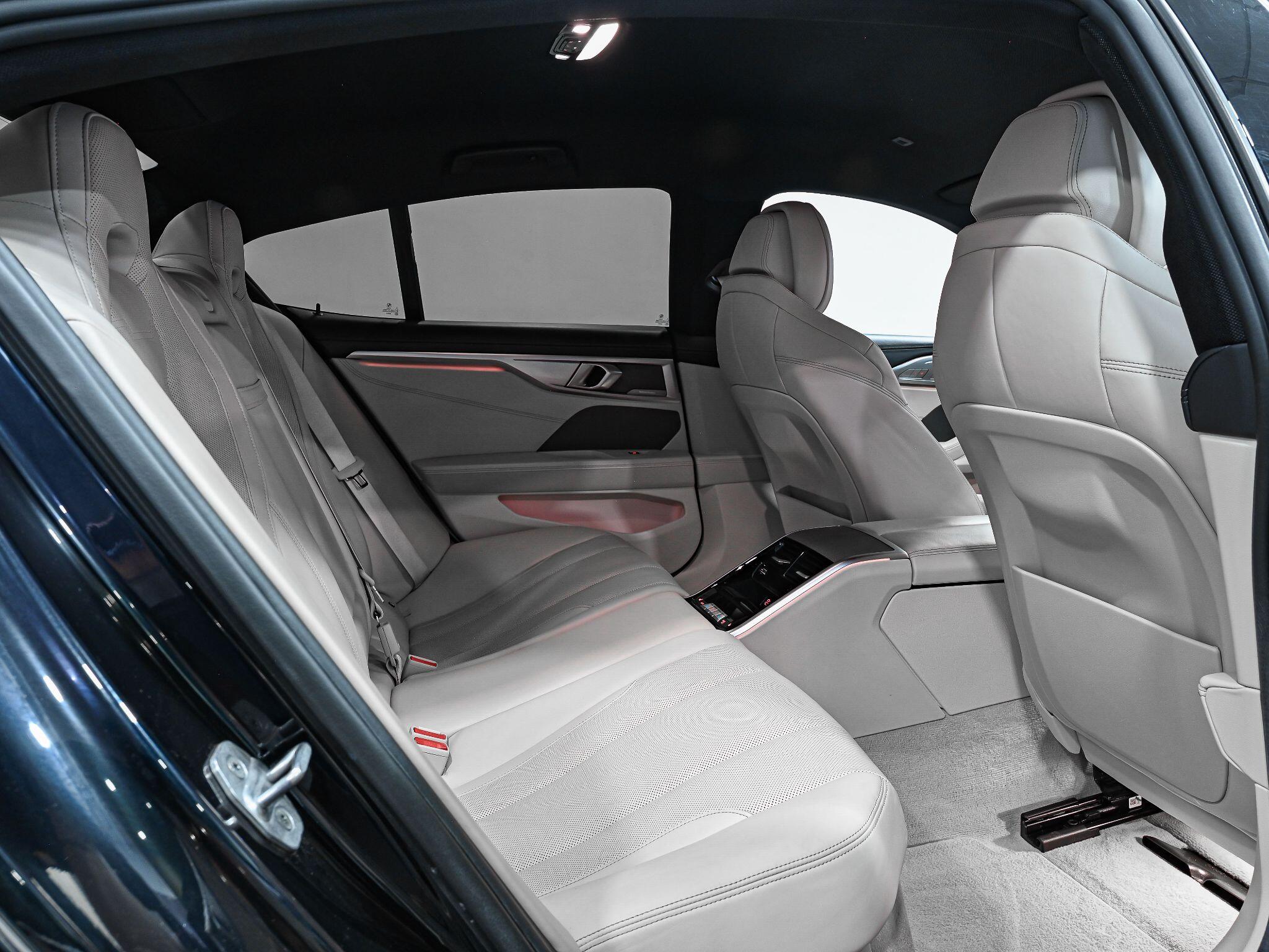 BMW 8 Series view 29