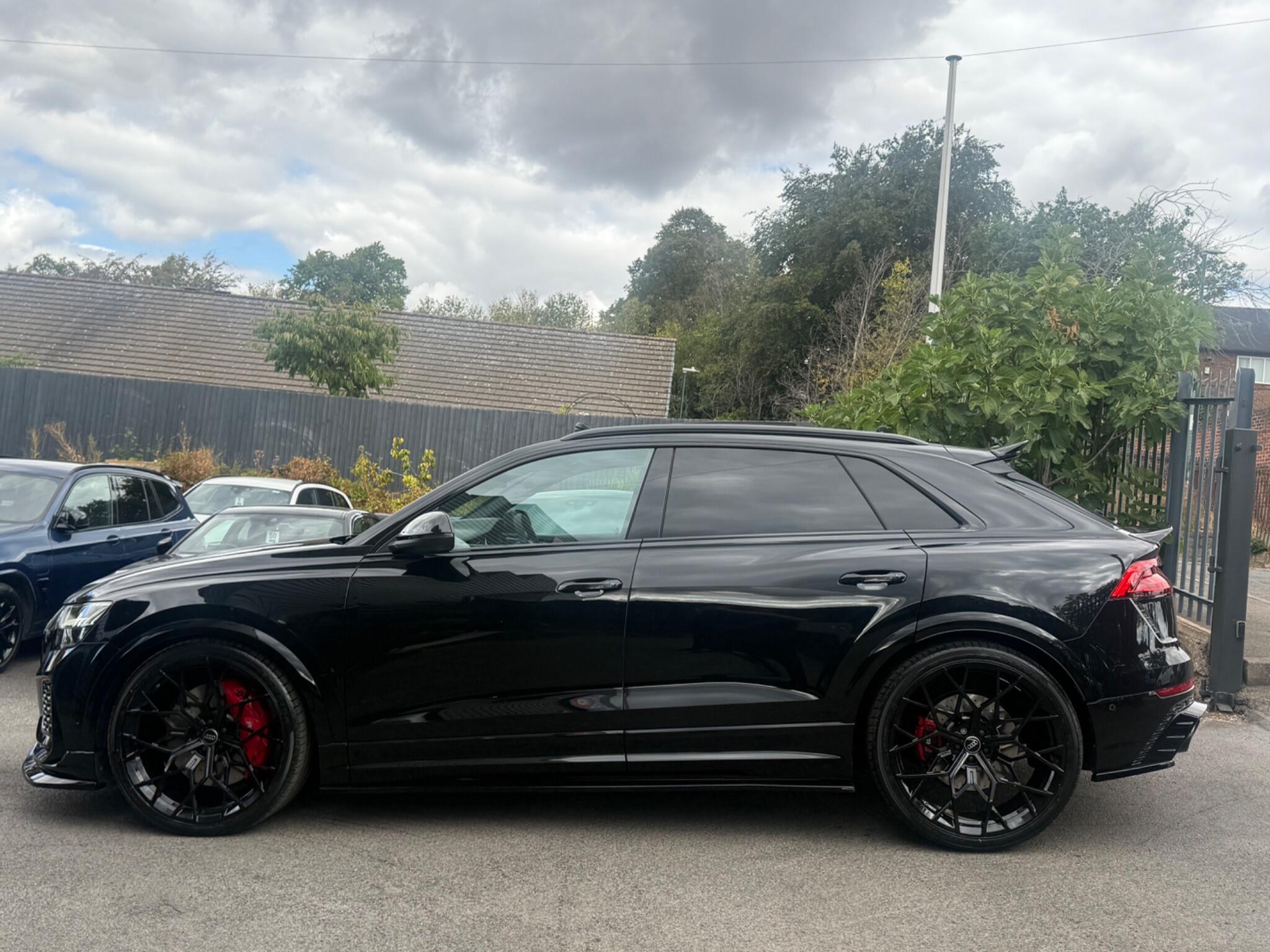 Audi RS Q8 view 25