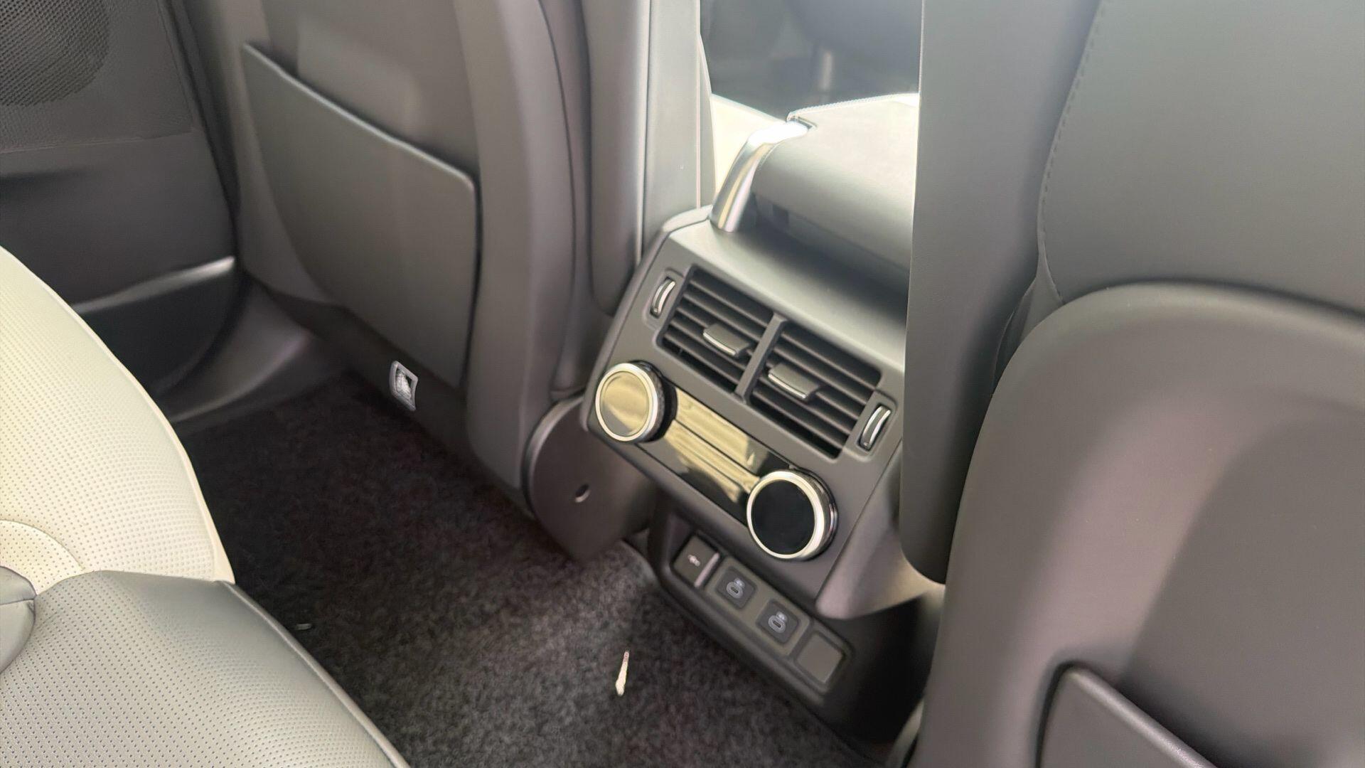 Land Rover Discovery view 18