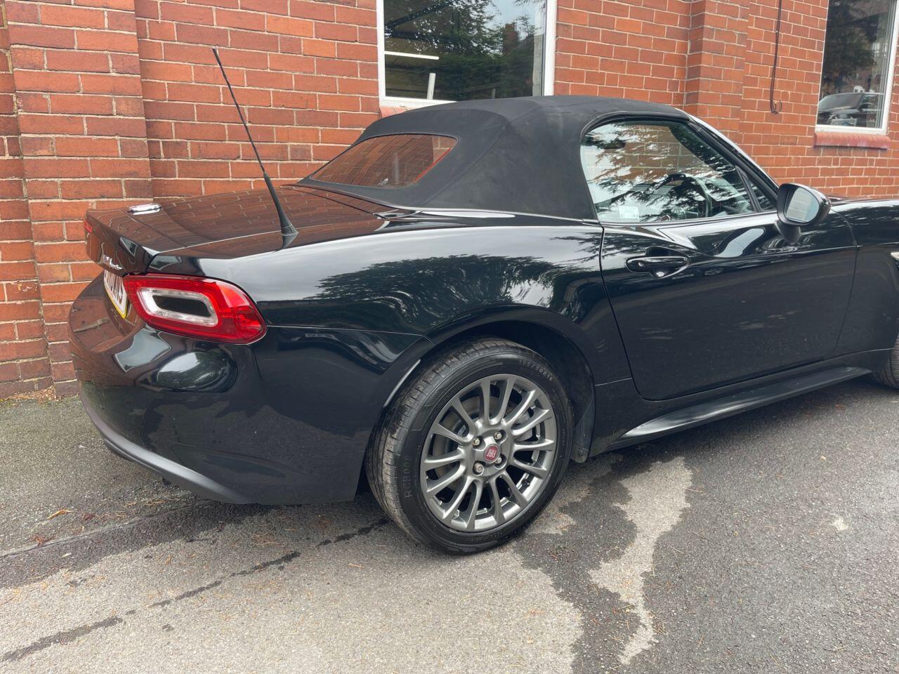 Fiat 124 Spider view 5
