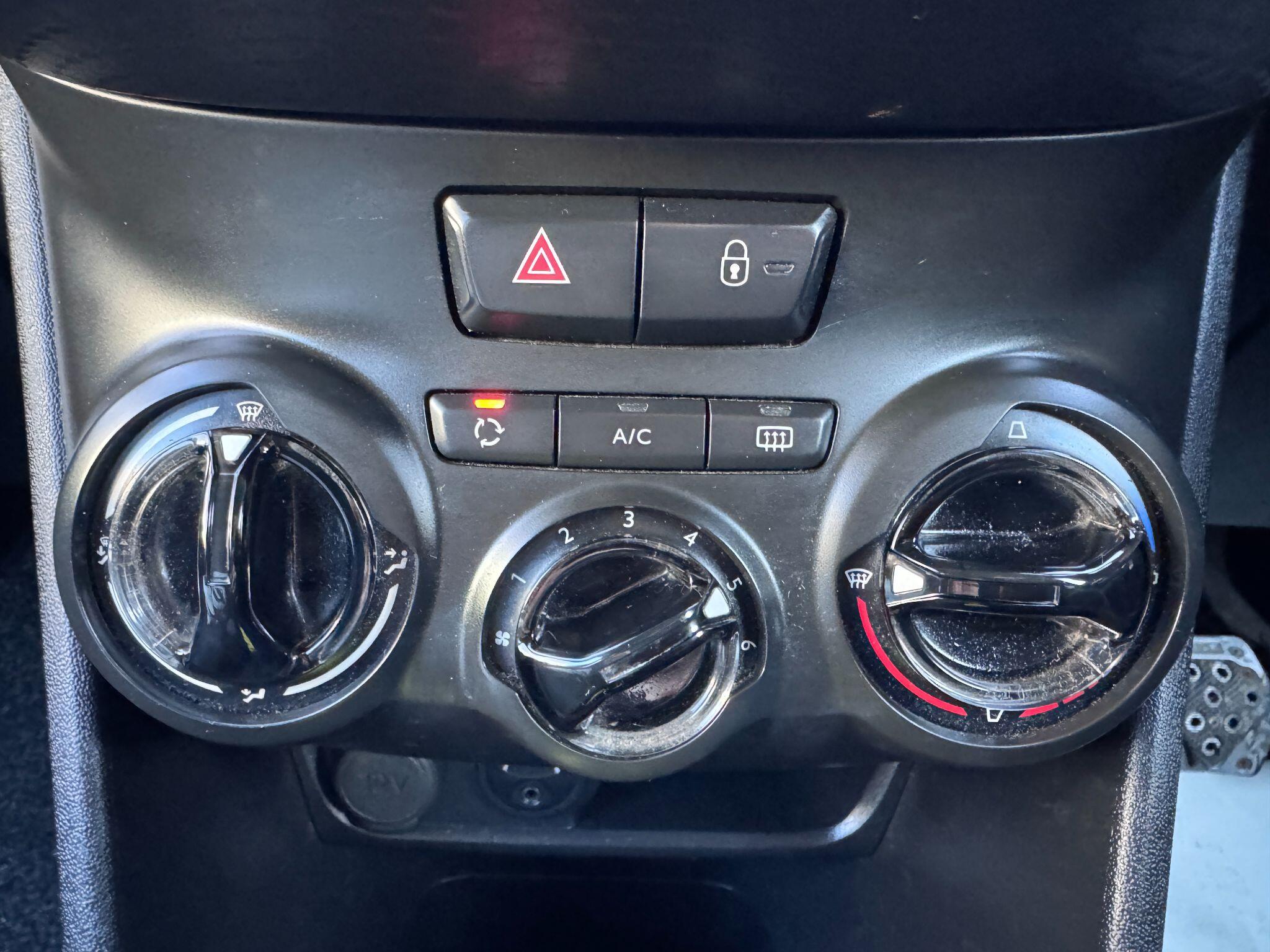 2016 Peugeot 208 image 37