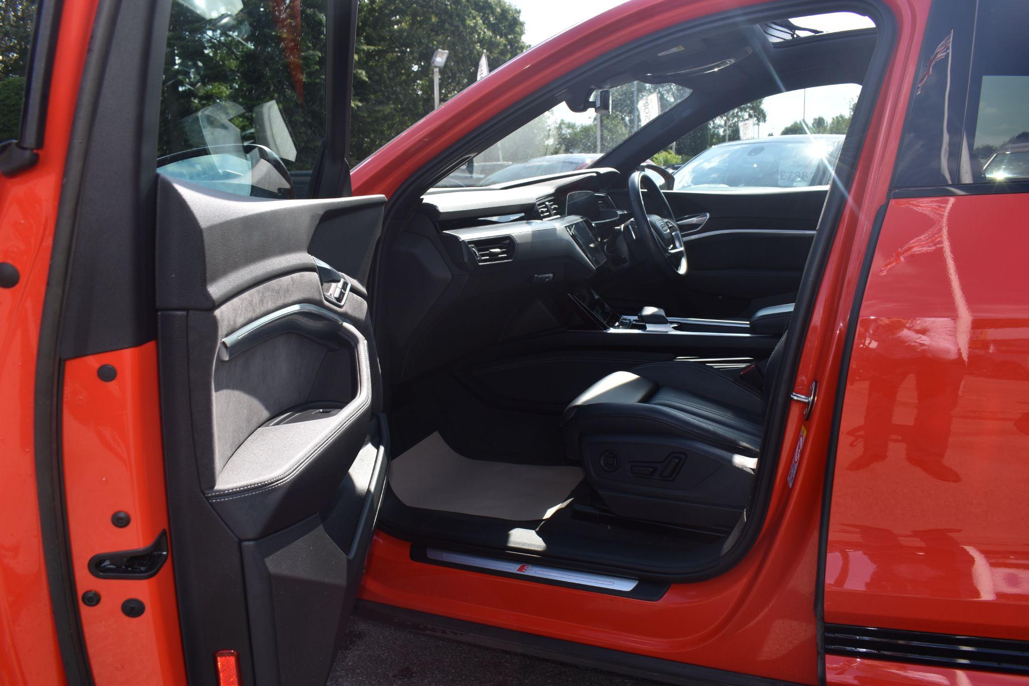 e-tron - 55 Launch Edition Sportback Auto quattro 5dr 95kWh - Image 3