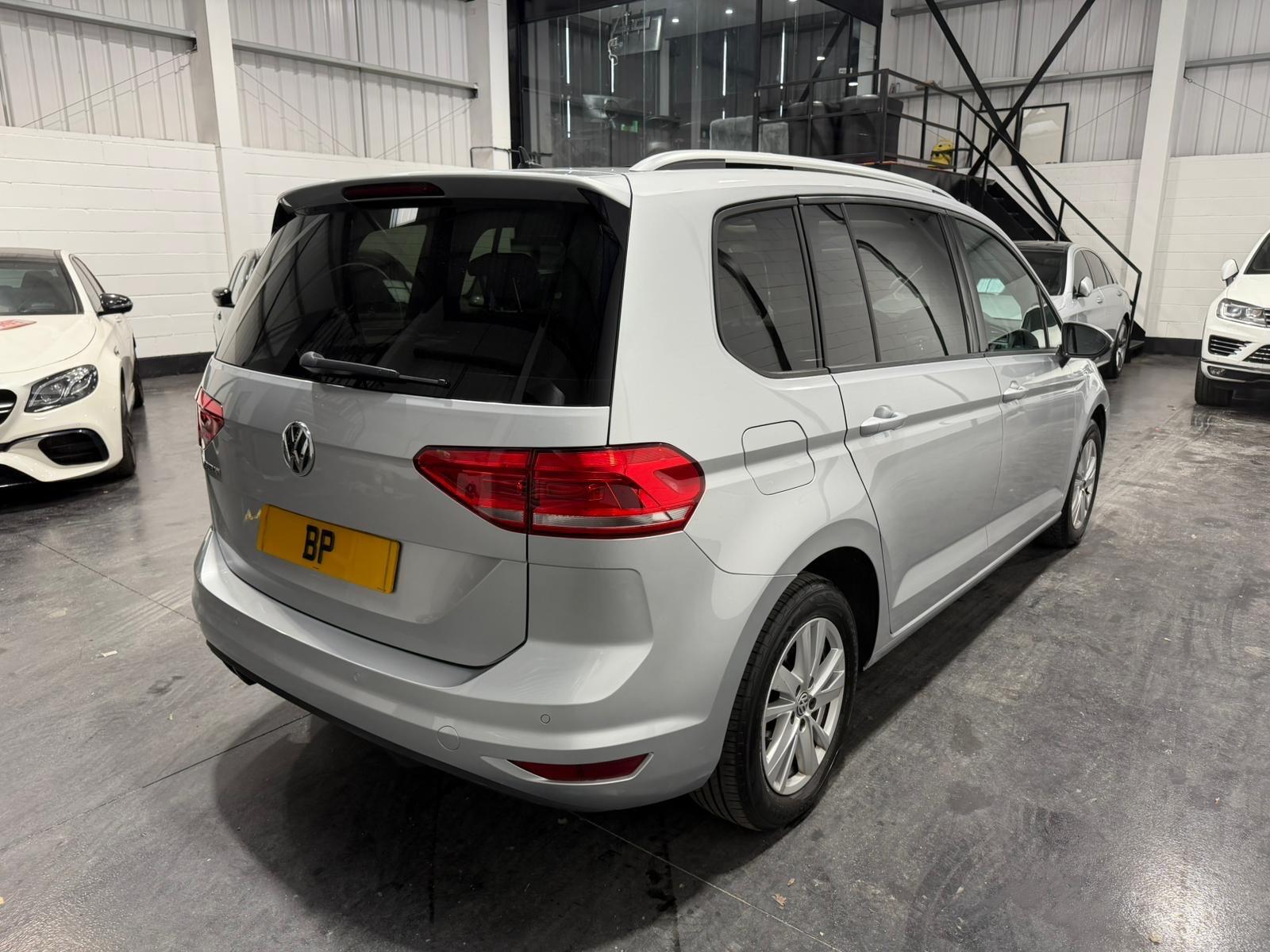 Volkswagen Touran view 12