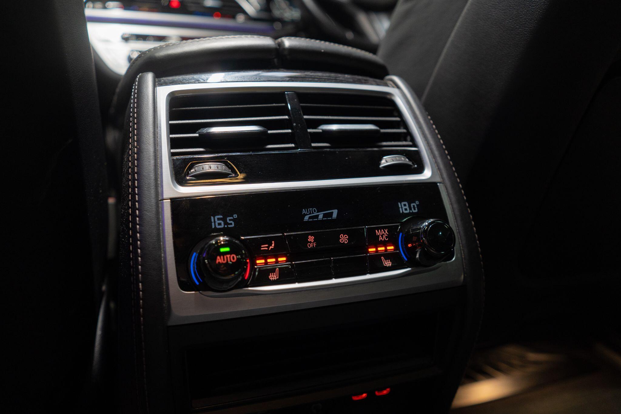 BMW 7 Series view 19