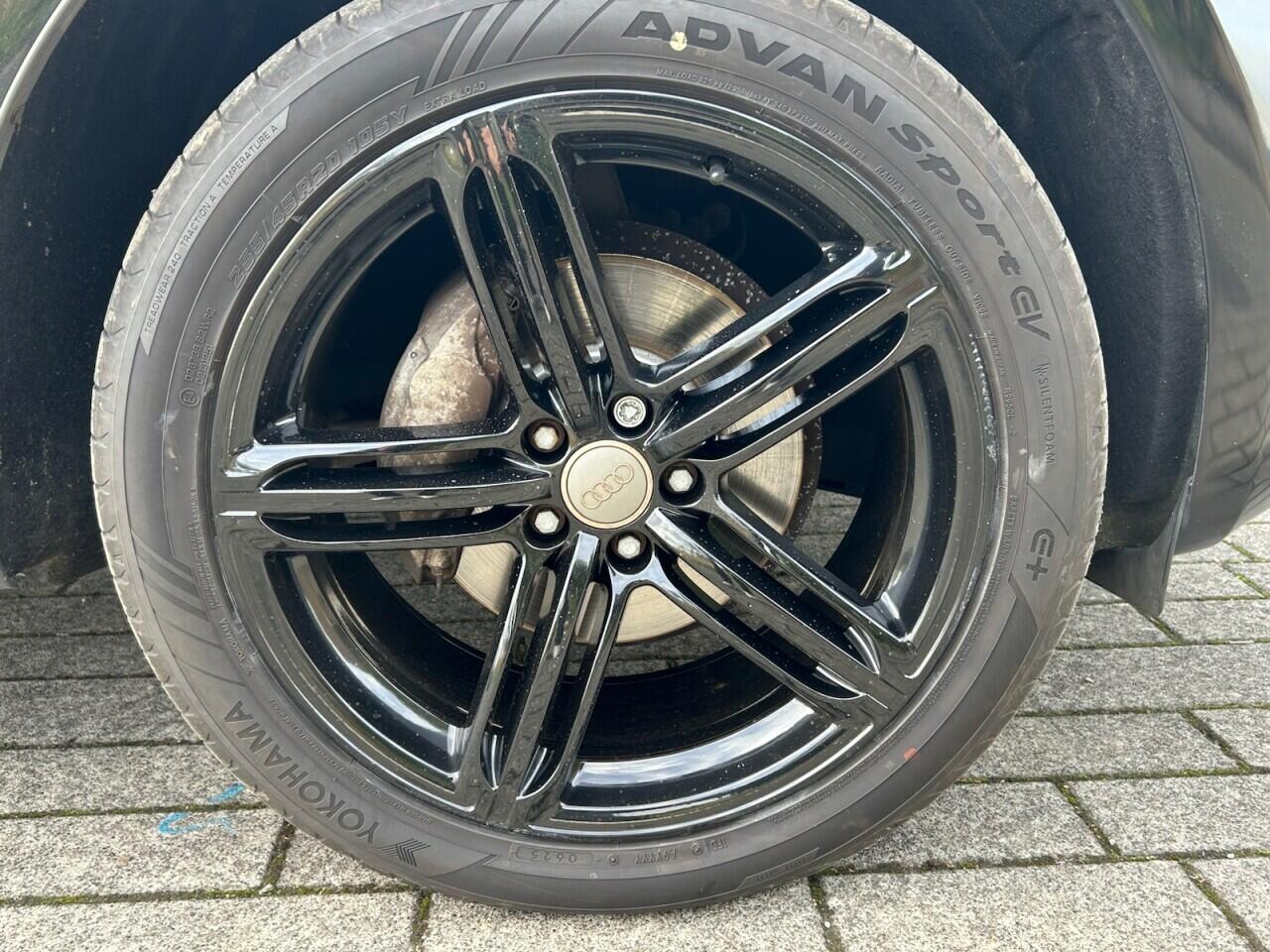 Audi Q5 view 4
