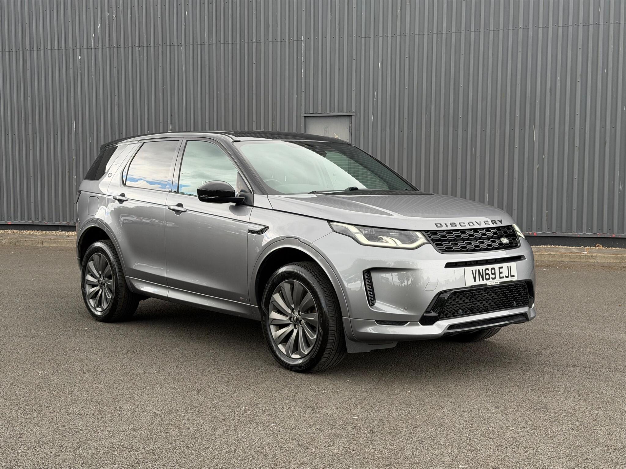 Land Rover Discovery Sport view 3