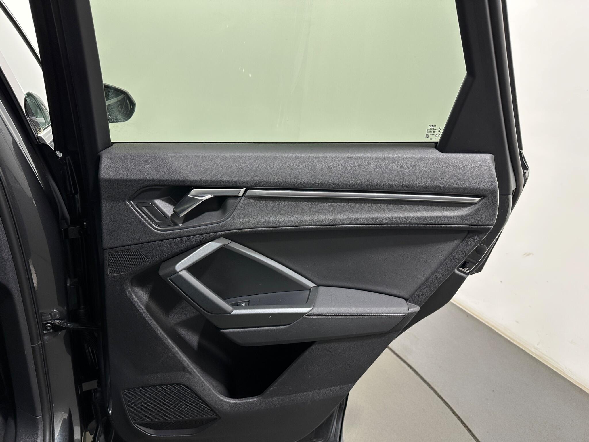 Audi Q3 view 42