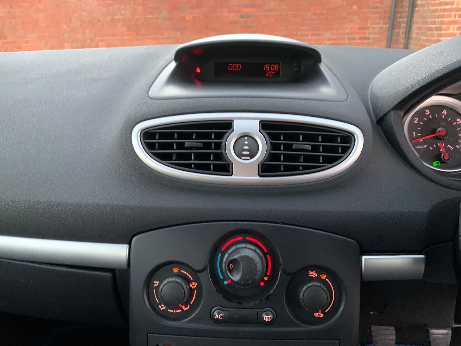 Renault Clio - Image 28