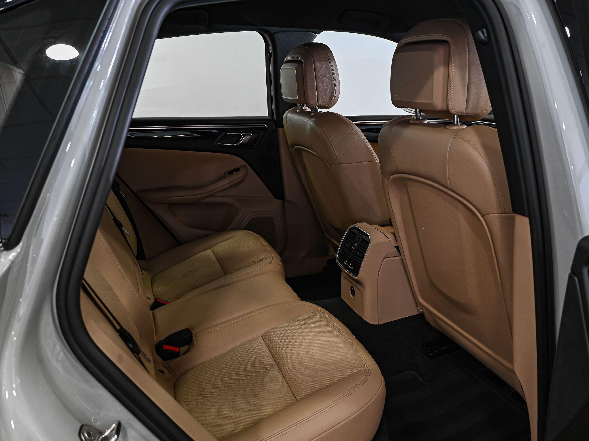 Porsche Macan view 30
