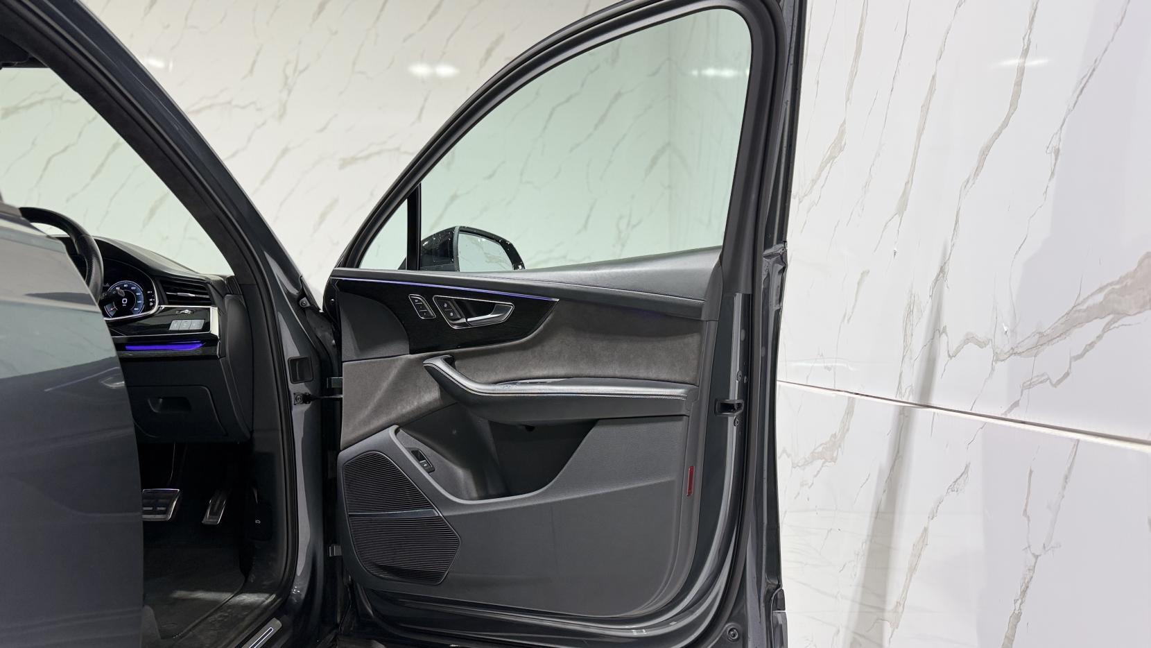Audi Q7 view 42