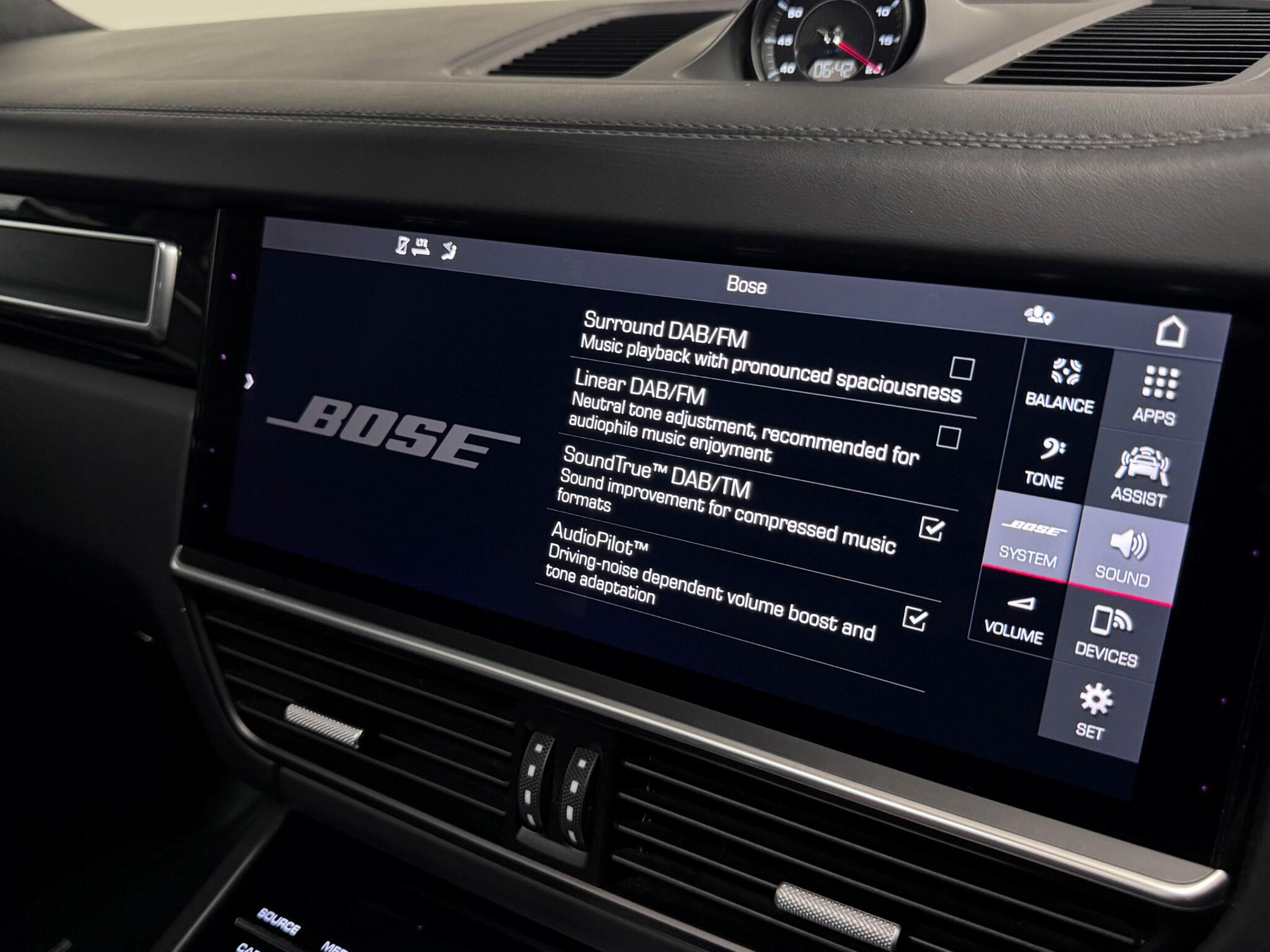 Porsche Cayenne view 77