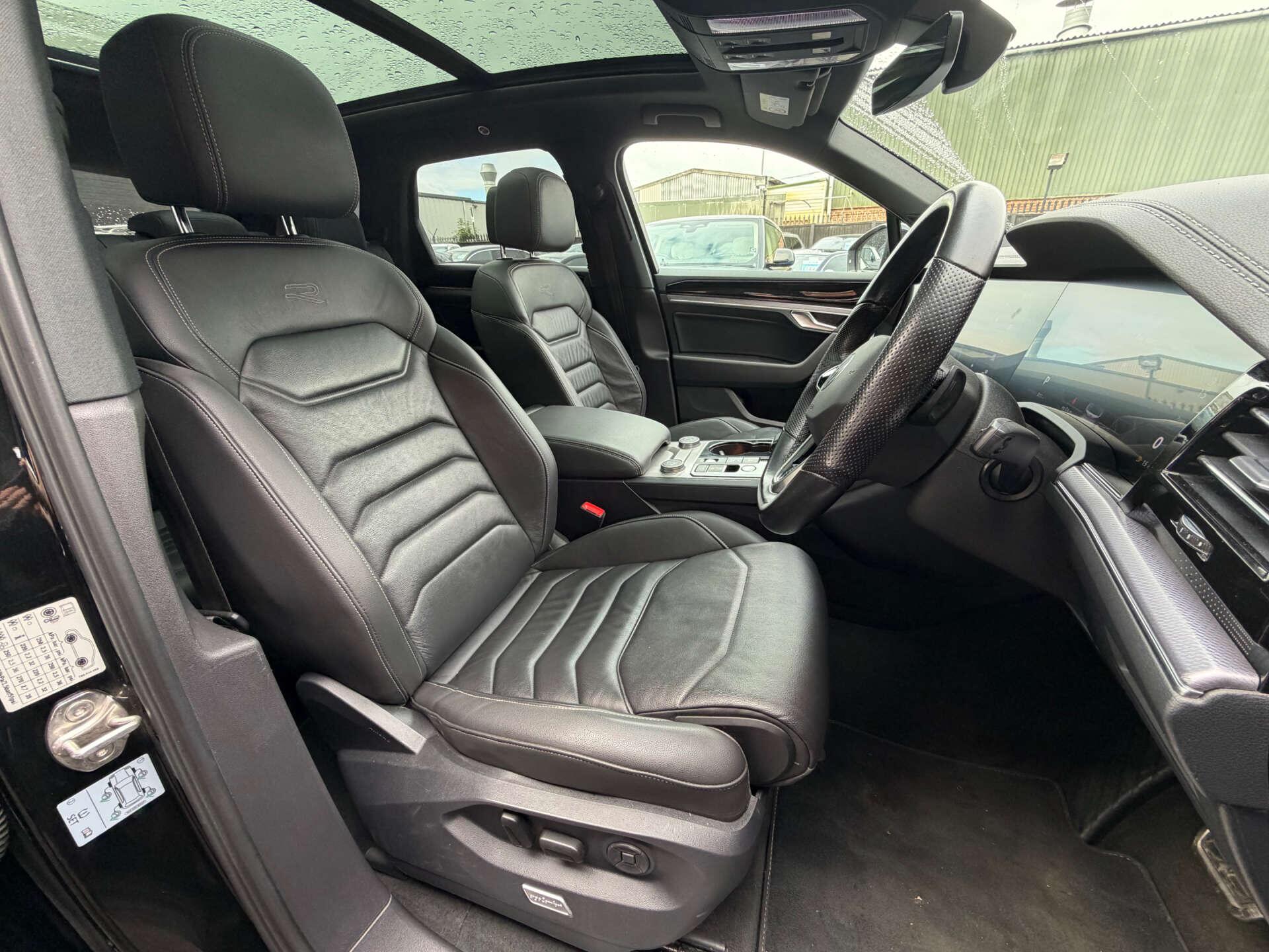 Volkswagen Touareg view 10