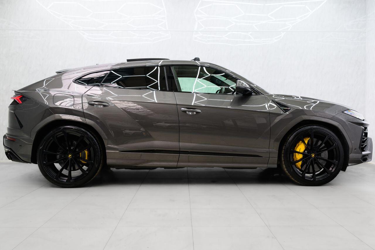 Lamborghini Urus view 12