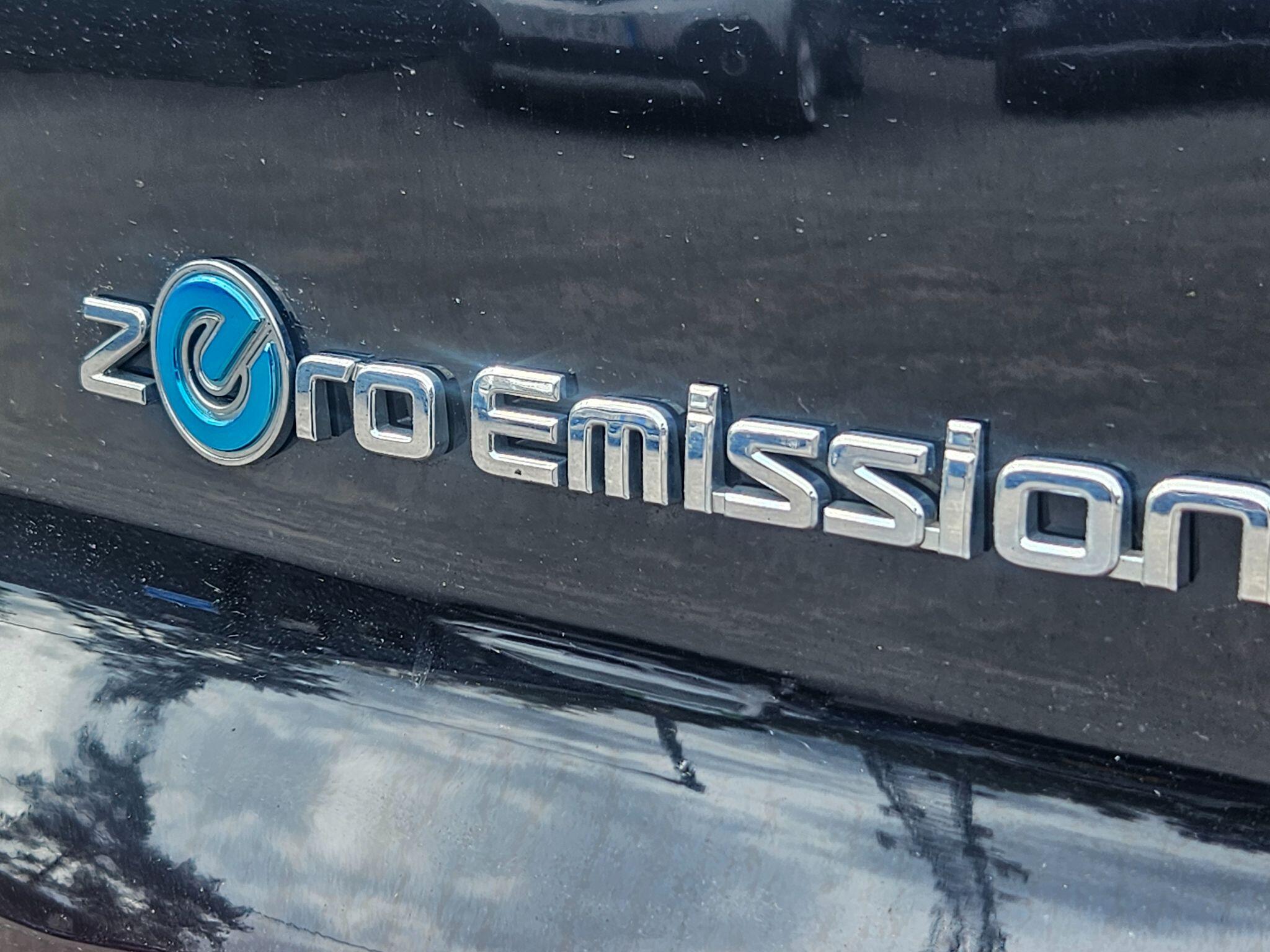 2022 Nissan Leaf image 16